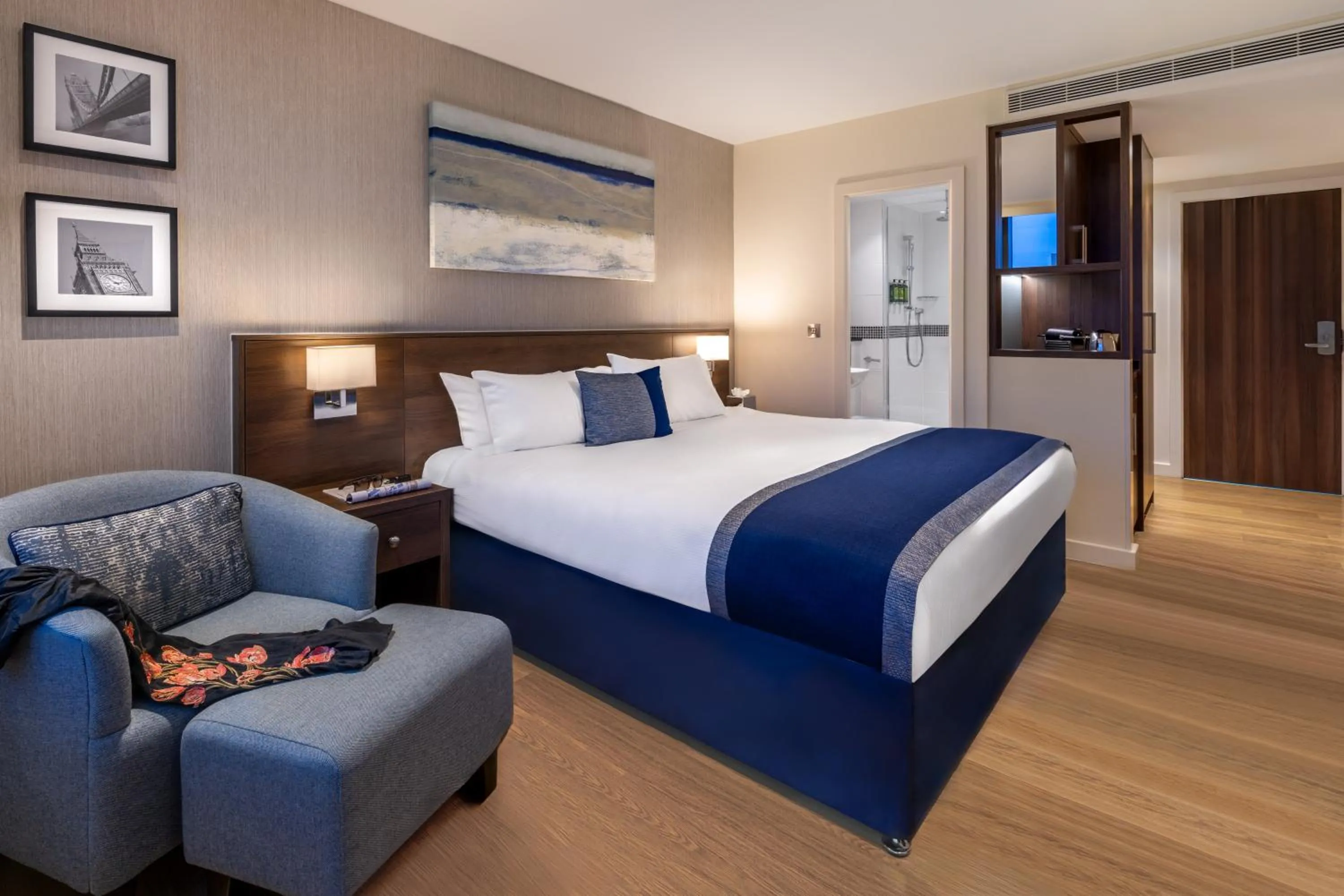 Photo of the whole room, Bed in Marlin Waterloo