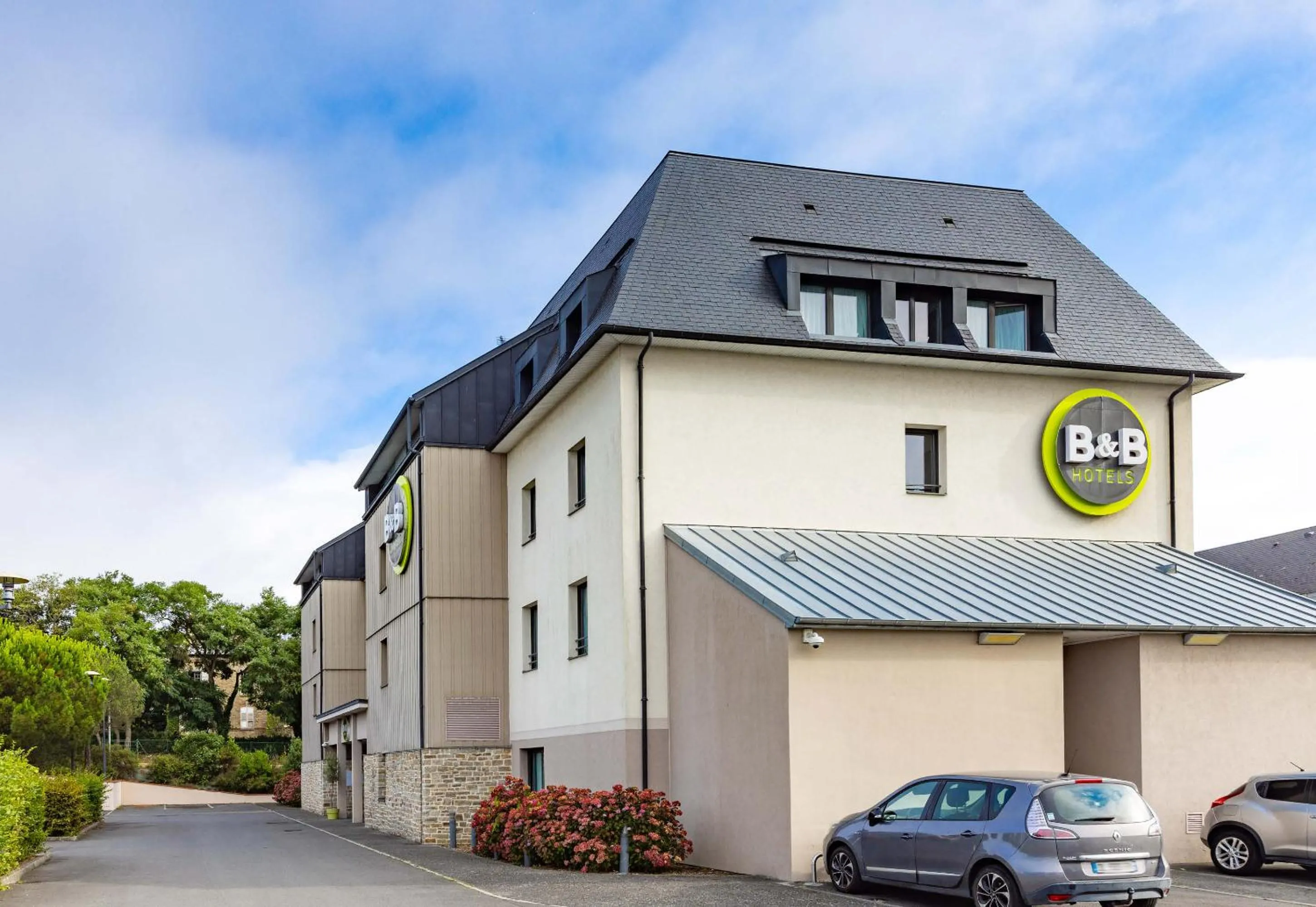 Property building in B&B HOTEL Saint Malo Sud