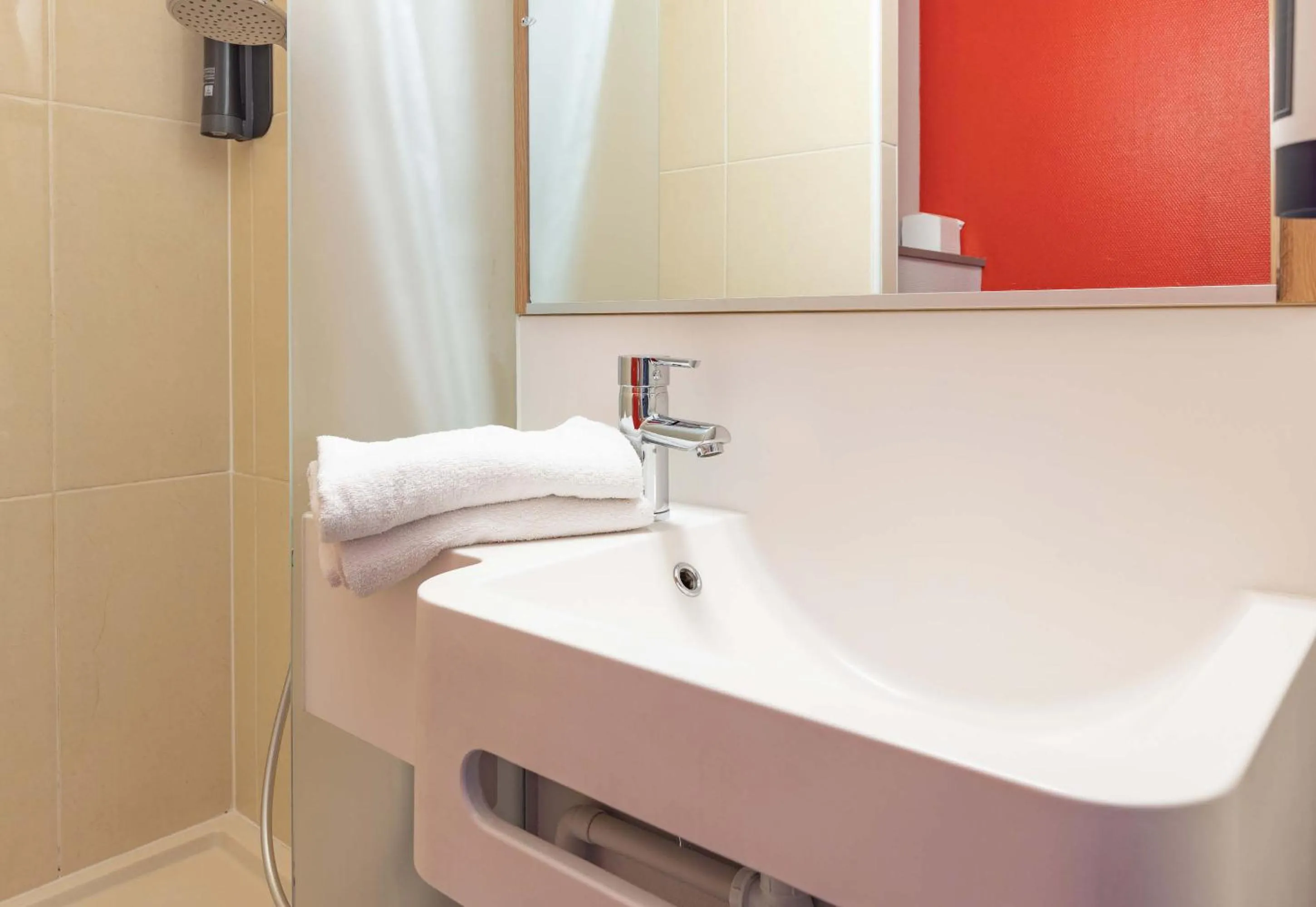 Bathroom in B&B HOTEL Saint Malo Sud