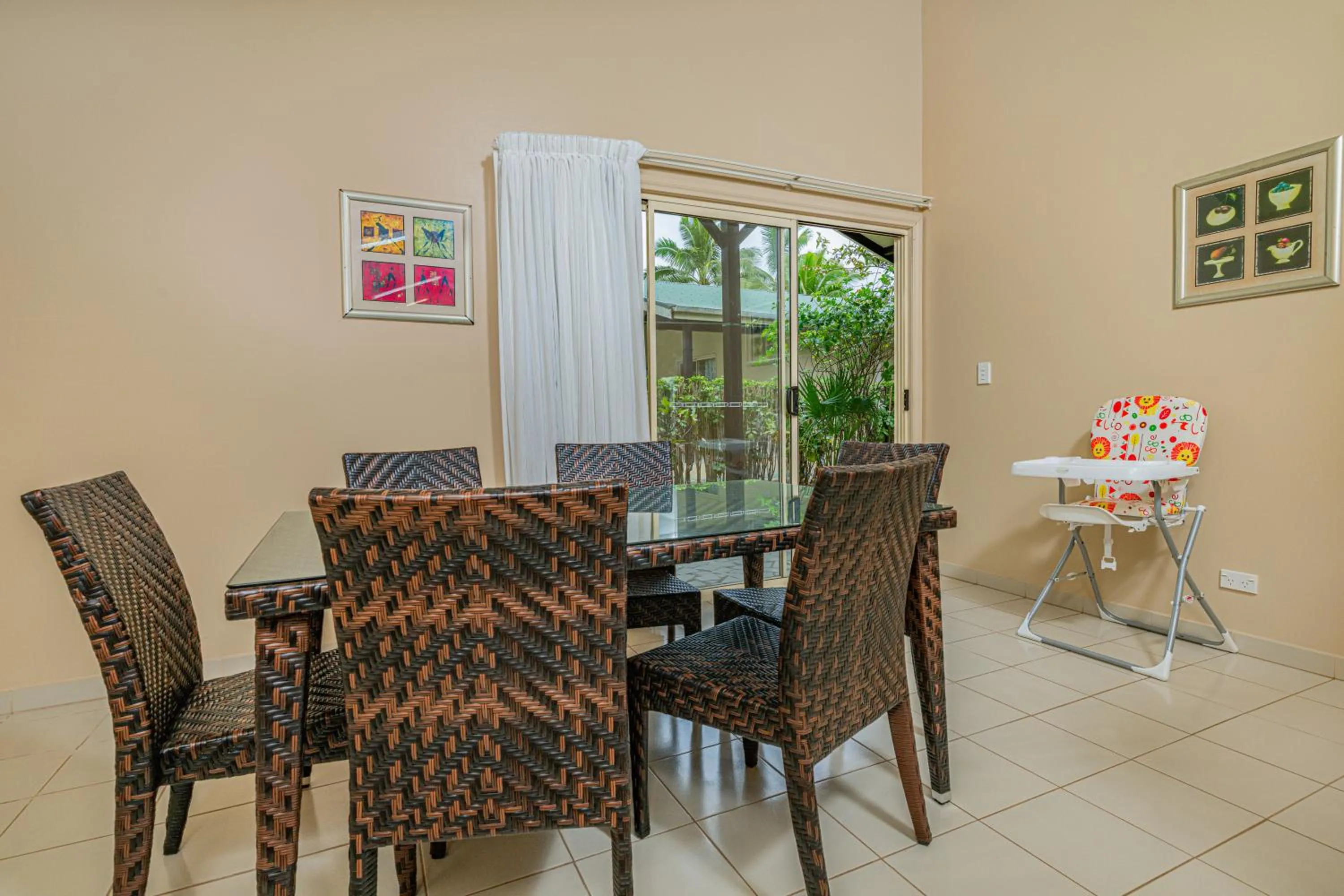 Dining area in The Edgewater Resort & Spa