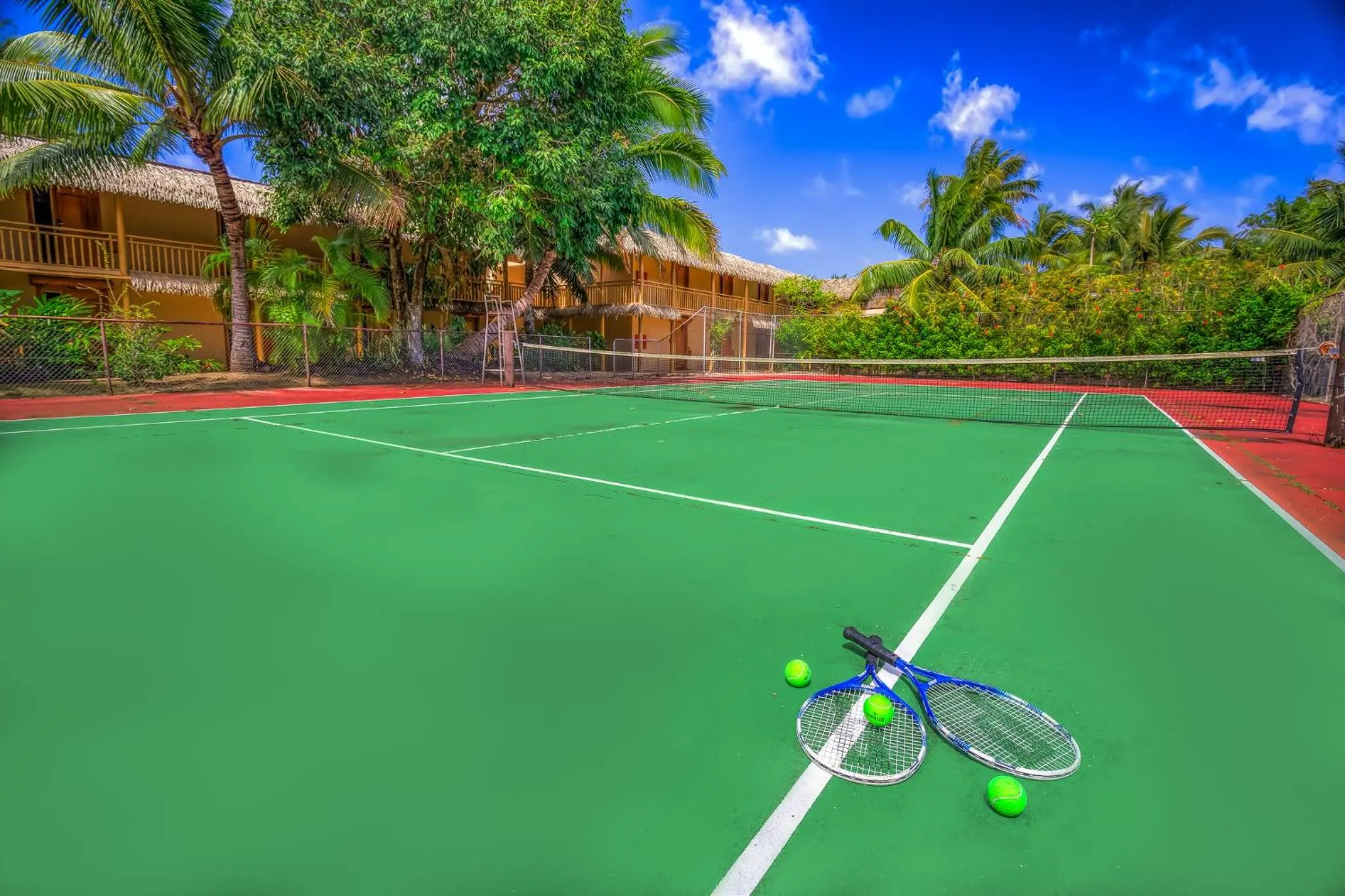 Tennis court in Sanctuary Rarotonga on the Beach (Adults Only)
