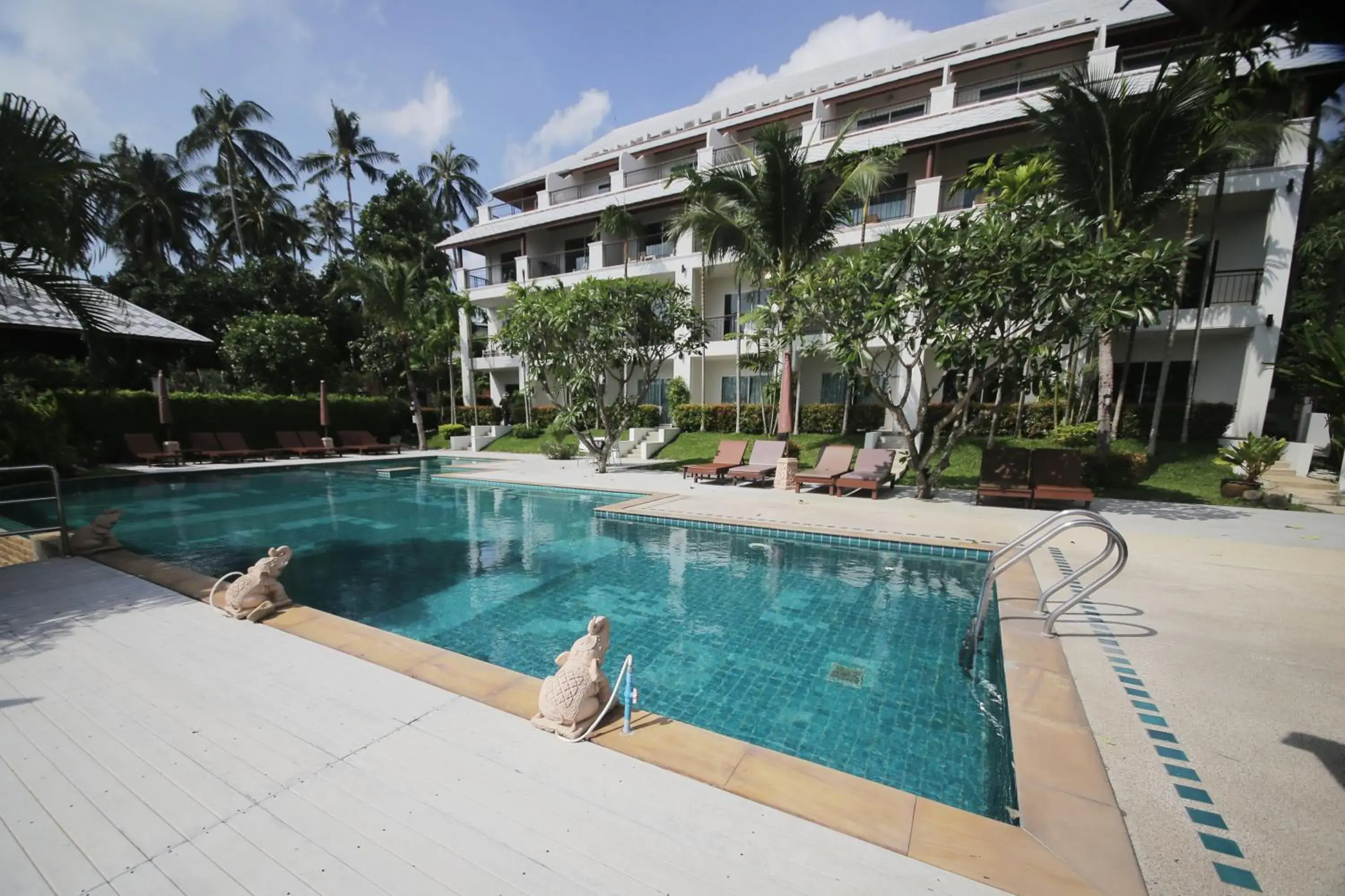 Swimming pool in Lamai Buri Resort Swimming pool in Lamai Buri Resort