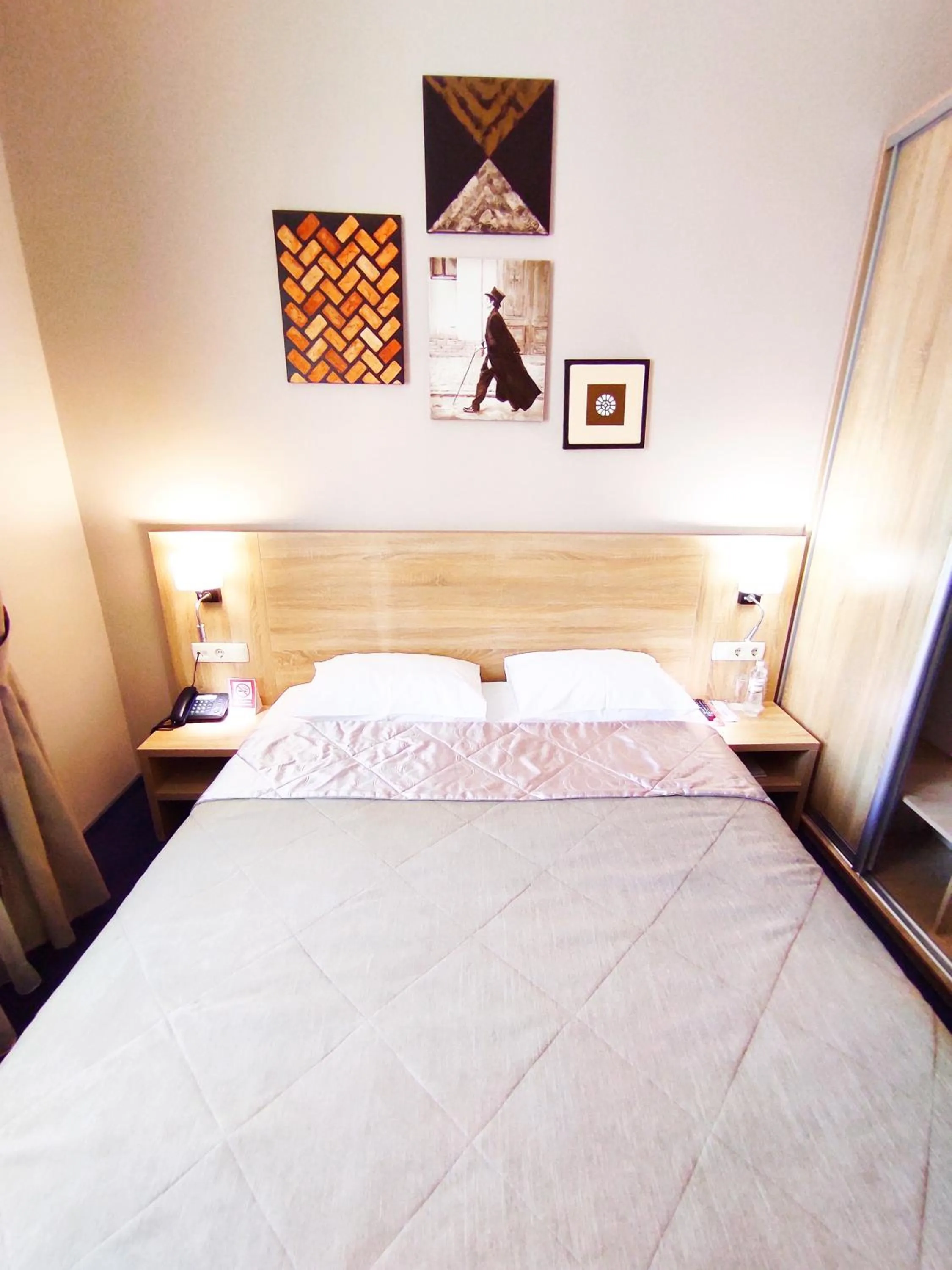 Bed in Mackintosh Hotel