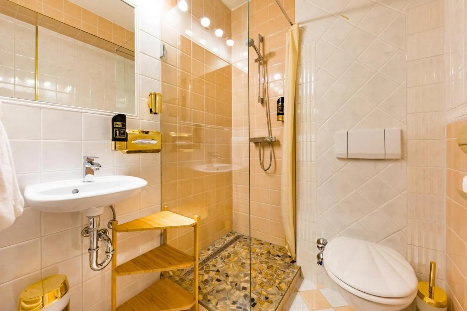 Shower in Hotel Freizeittempel