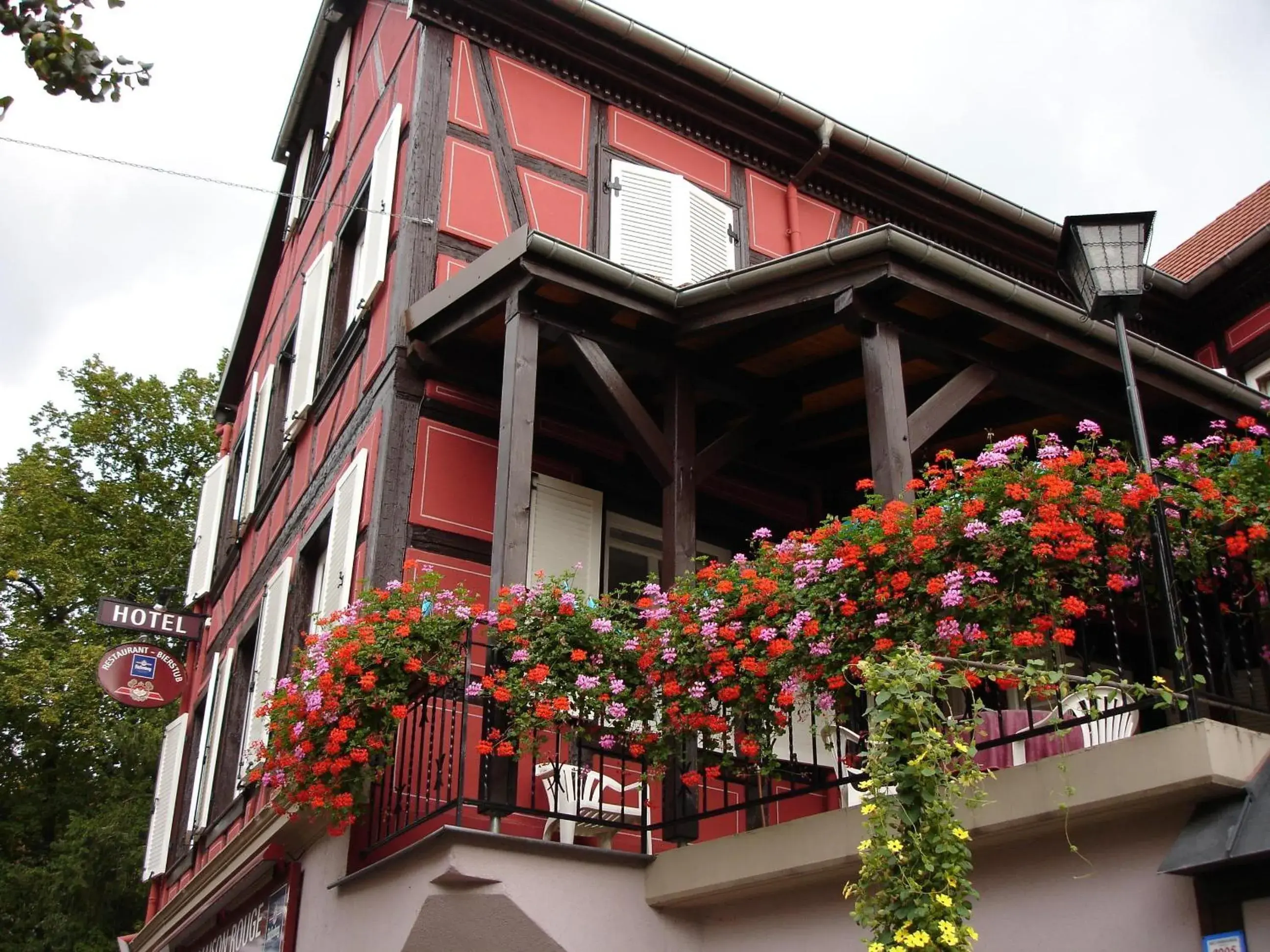 Facade/entrance in A la Maison Rouge Hôtel & Restaurant Facade/entrance in A la Maison Rouge Hôtel & Restaurant