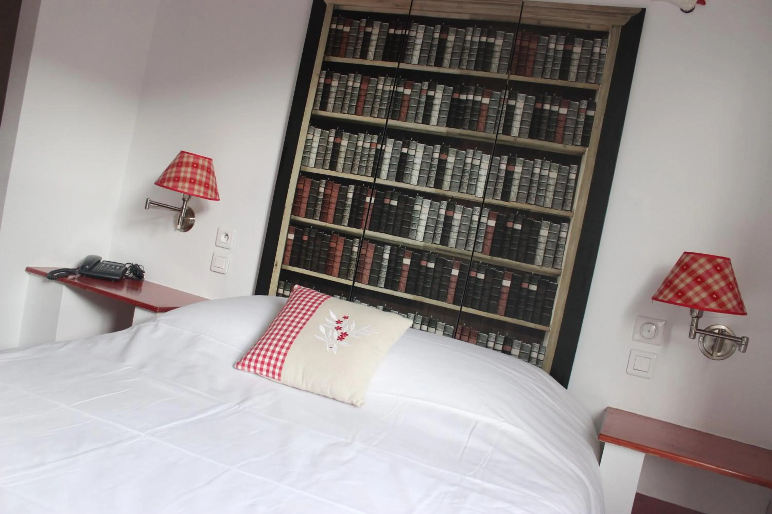 Photo of the whole room, Bed in A la Maison Rouge Hôtel & Restaurant