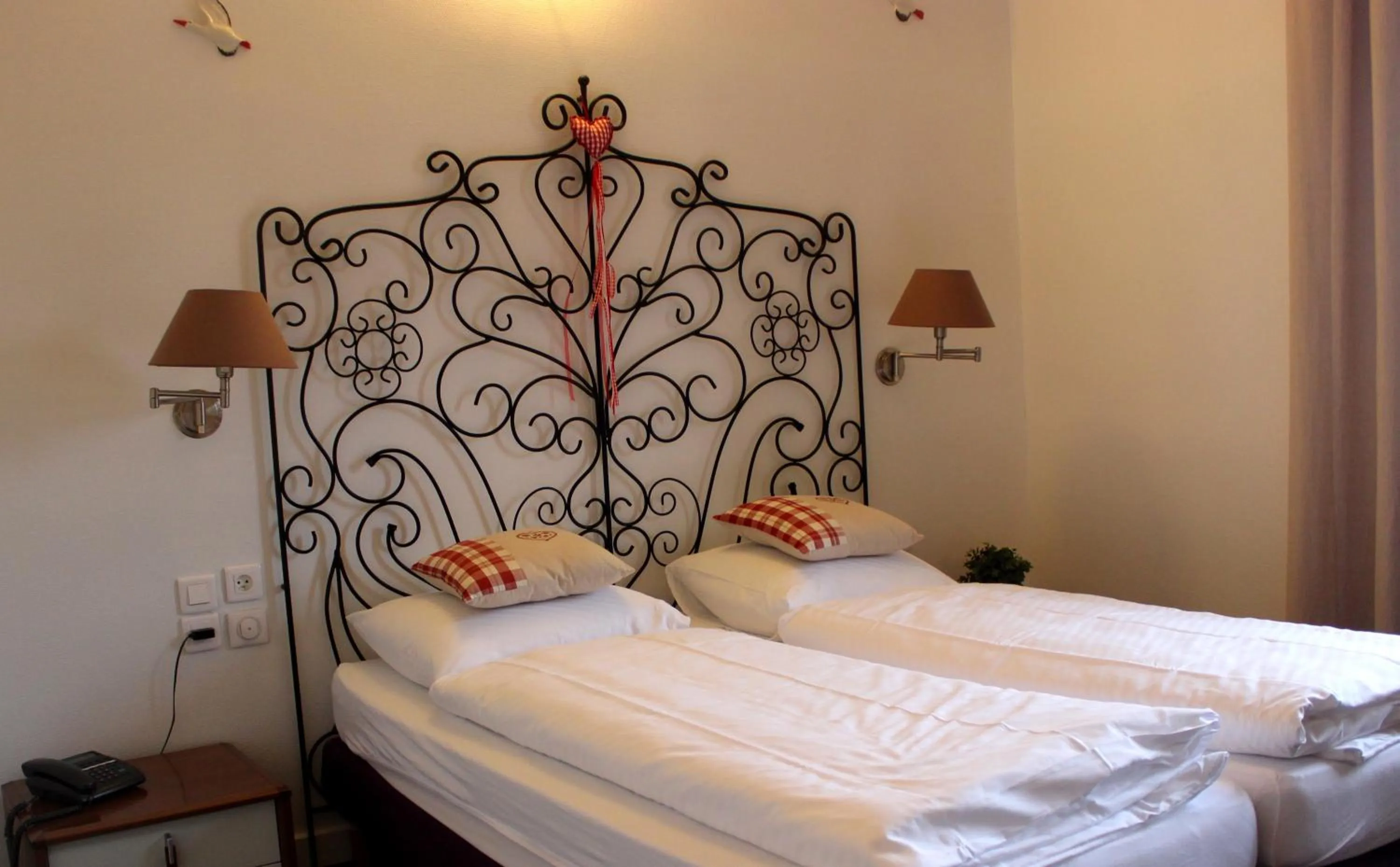 Decorative detail, Bed in A la Maison Rouge Hôtel & Restaurant