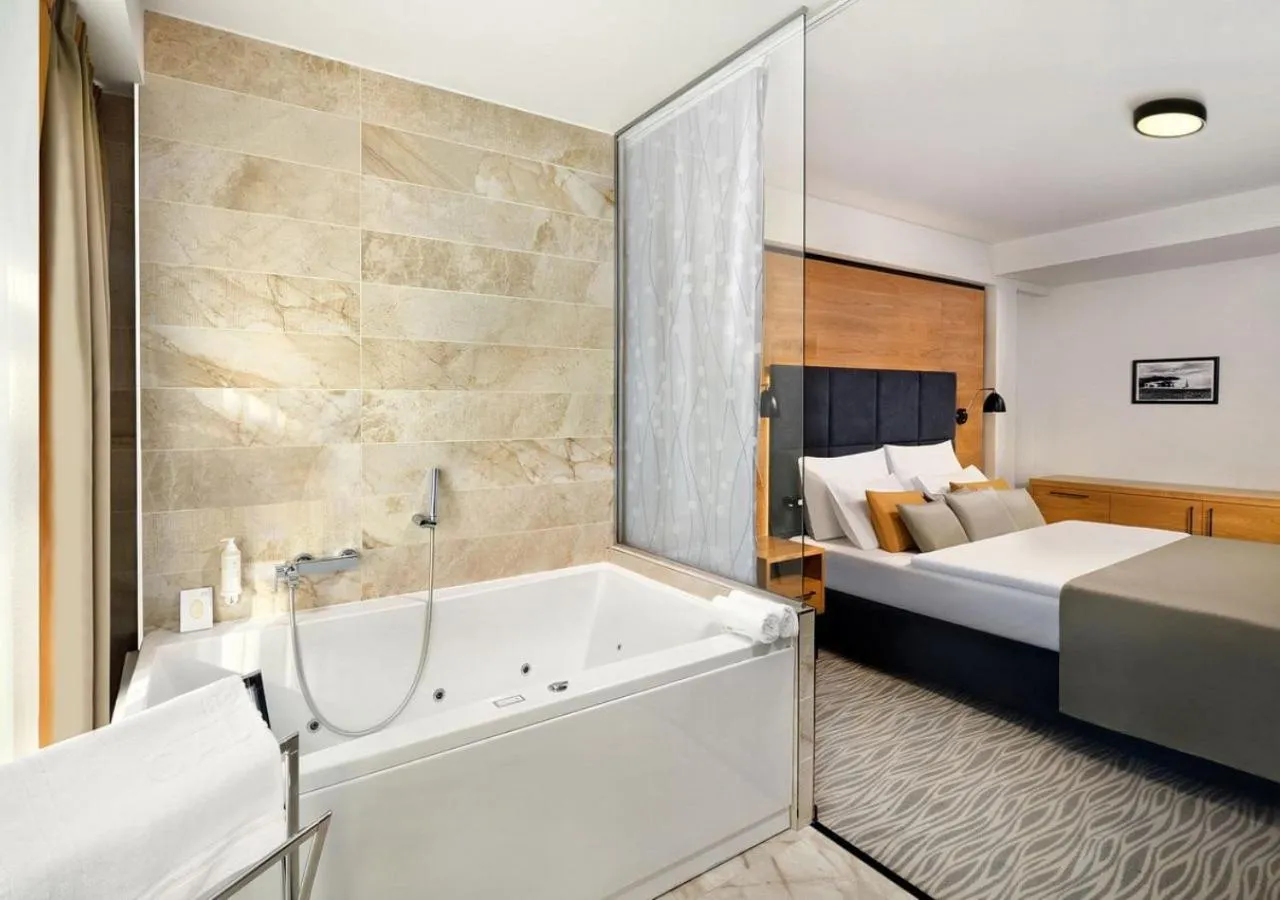 Property building, Bed in Hotel Galeria Thermal Bešeňová