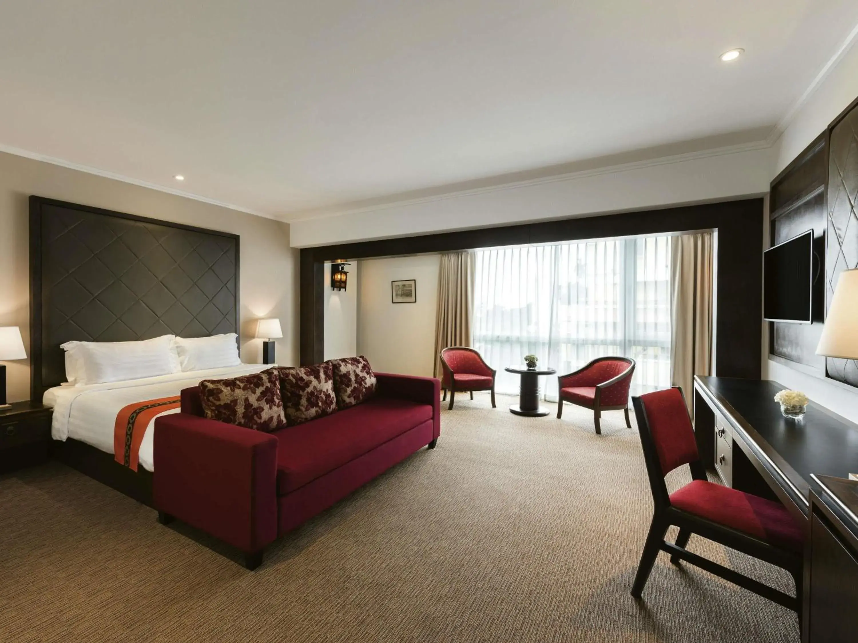 Suite in Movenpick Suriwongse Hotel Chiang Mai Suite in Movenpick Suriwongse Hotel Chiang Mai