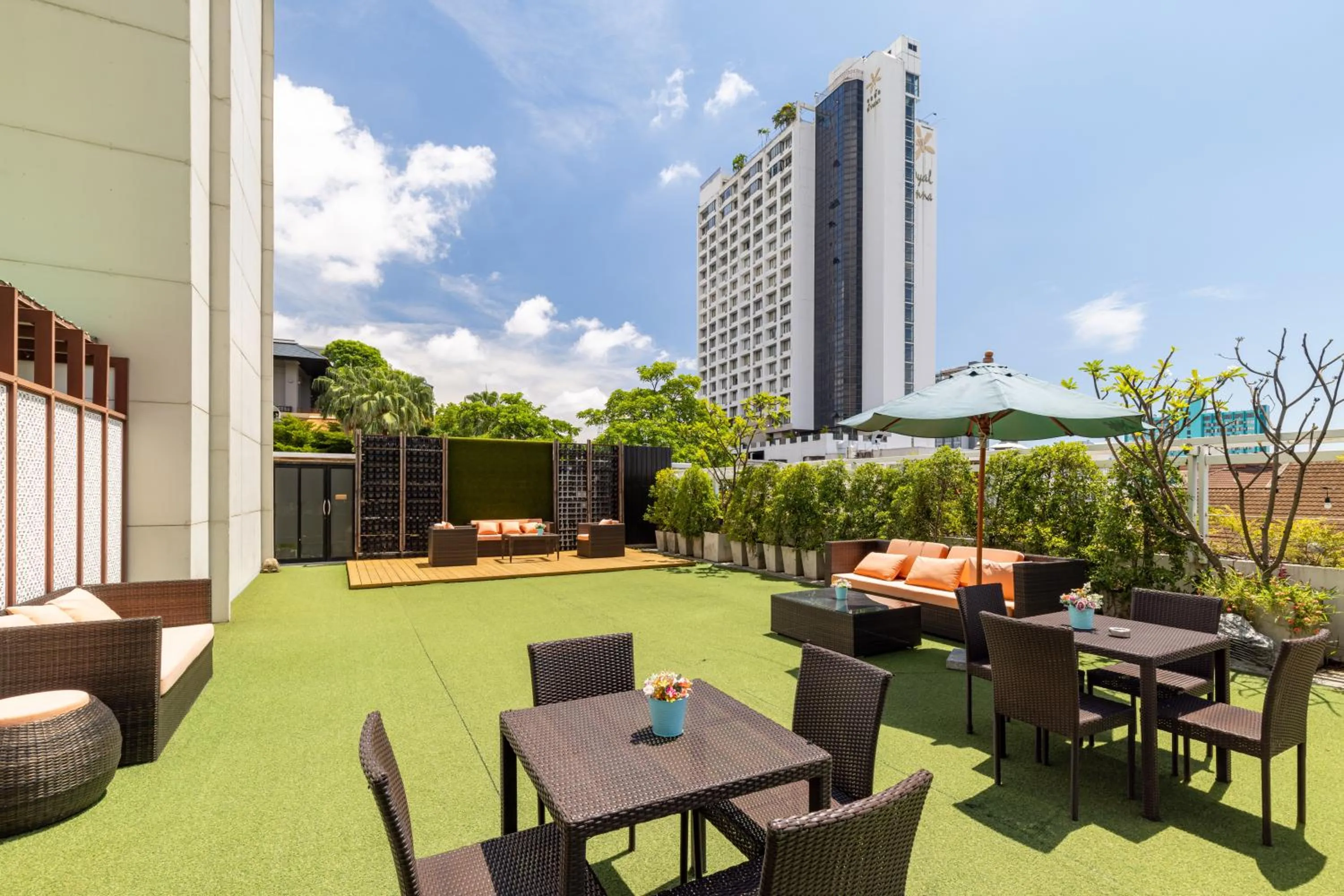 Swimming pool in Movenpick Suriwongse Hotel Chiang Mai