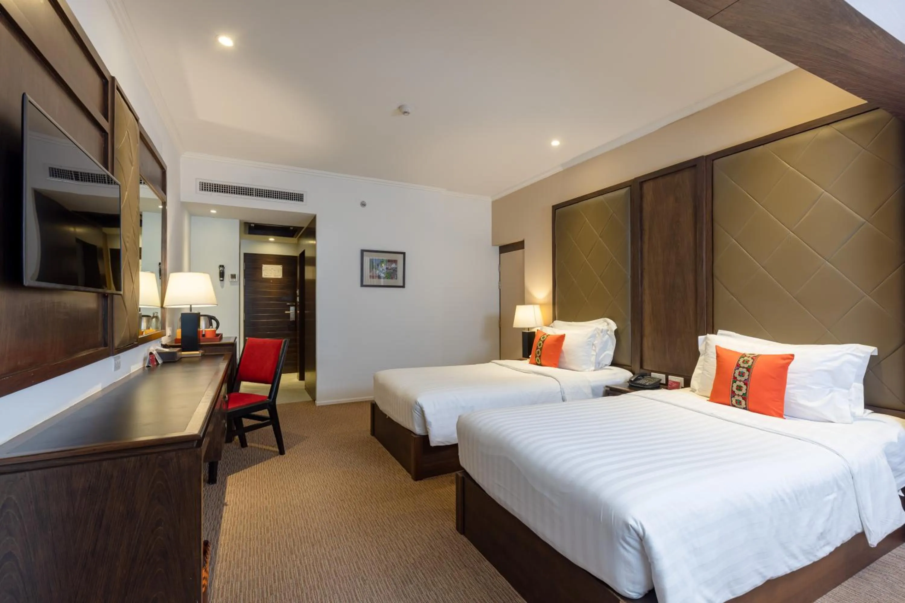 Bathroom, Bed in Movenpick Suriwongse Hotel Chiang Mai