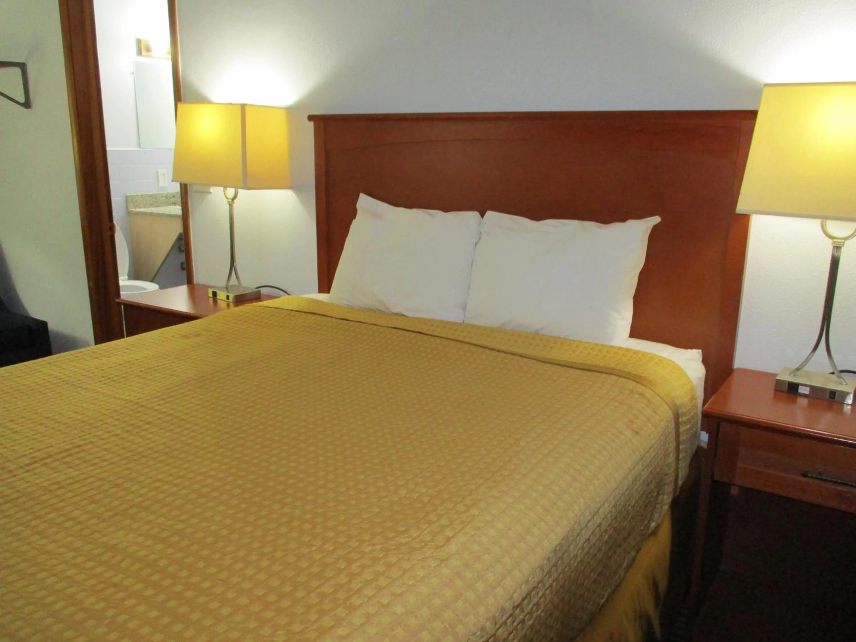 Photo of the whole room, Bed in Travelodge by Wyndham Spirit Lake/Okoboji