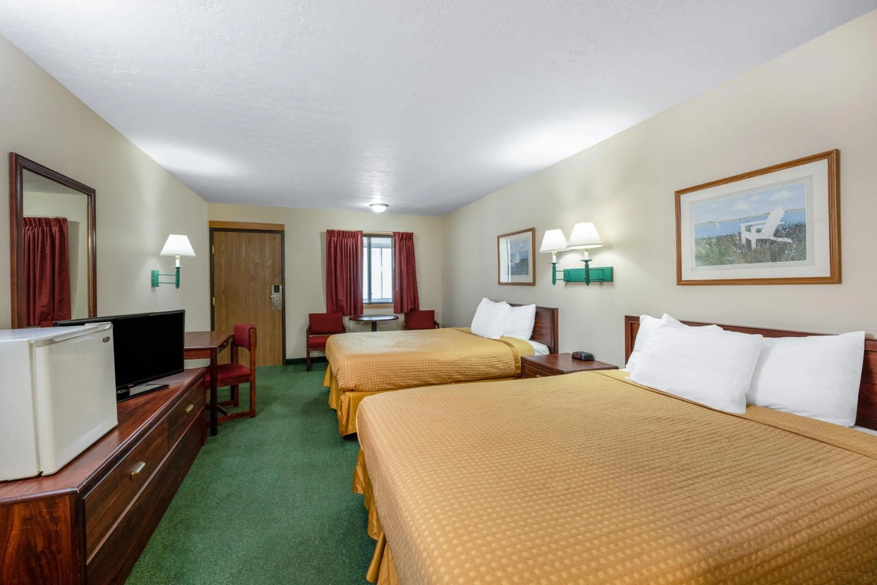 Bed in Travelodge by Wyndham Spirit Lake/Okoboji