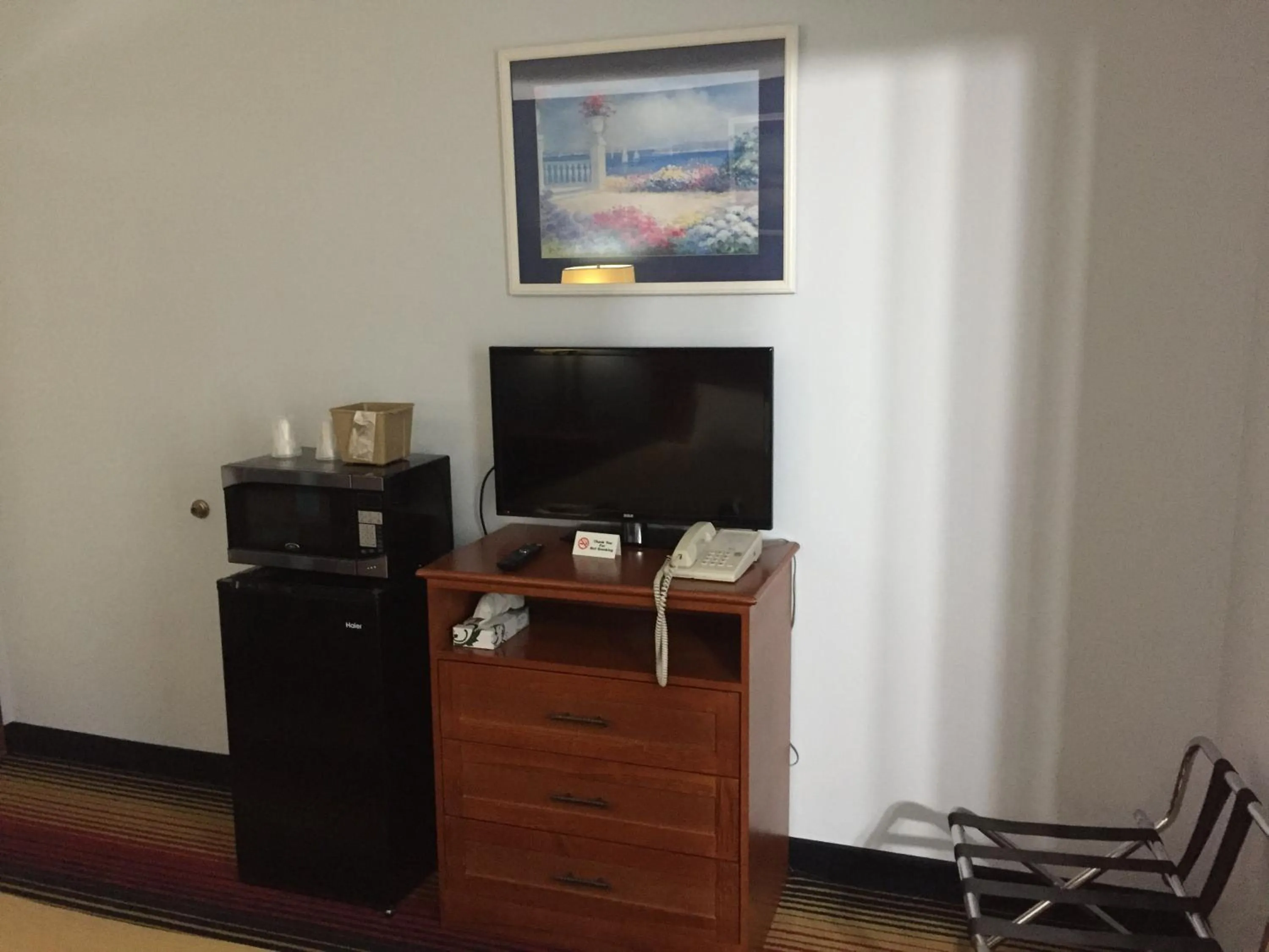 TV and multimedia in Travelodge by Wyndham Spirit Lake/Okoboji