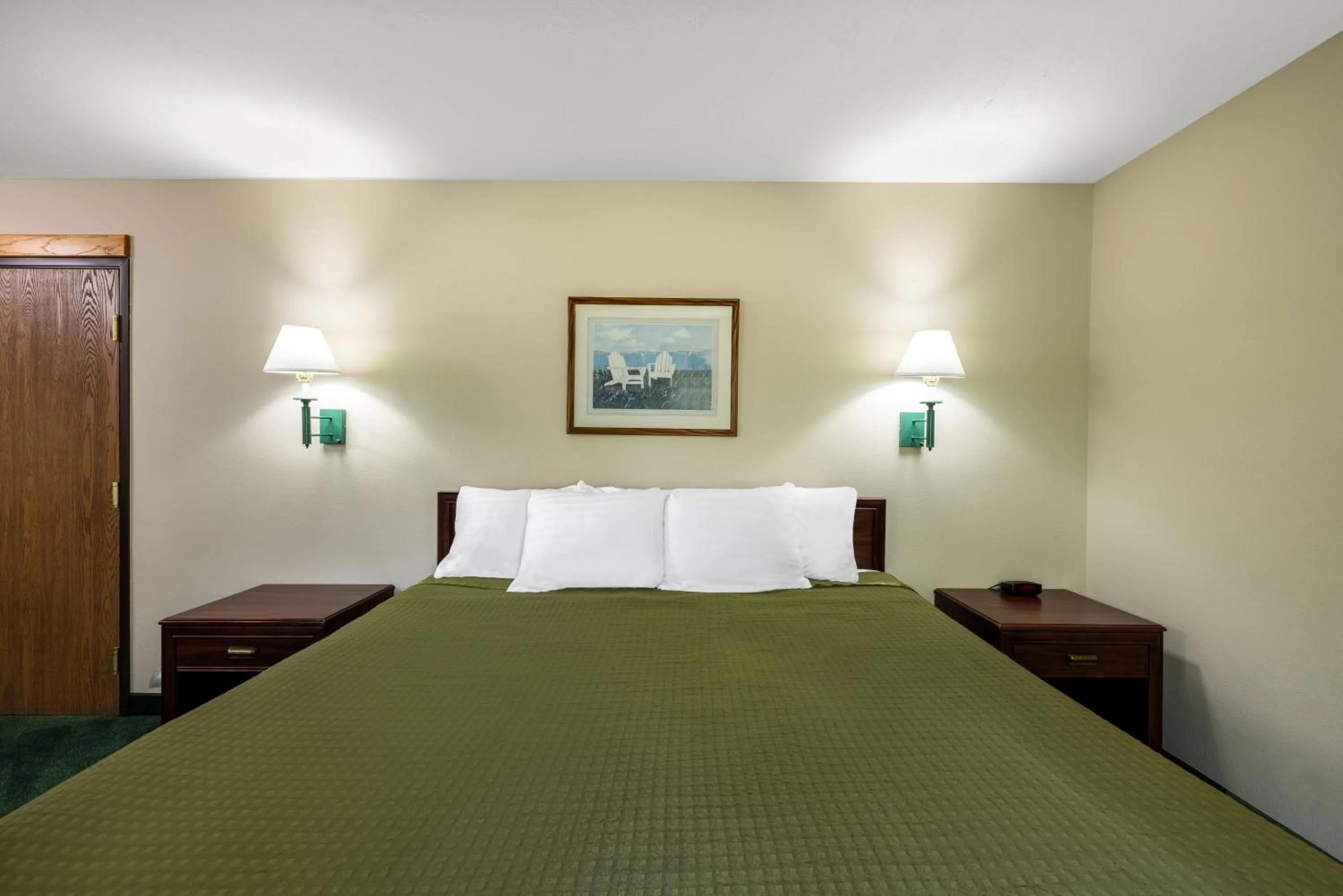 Bed in Travelodge by Wyndham Spirit Lake/Okoboji