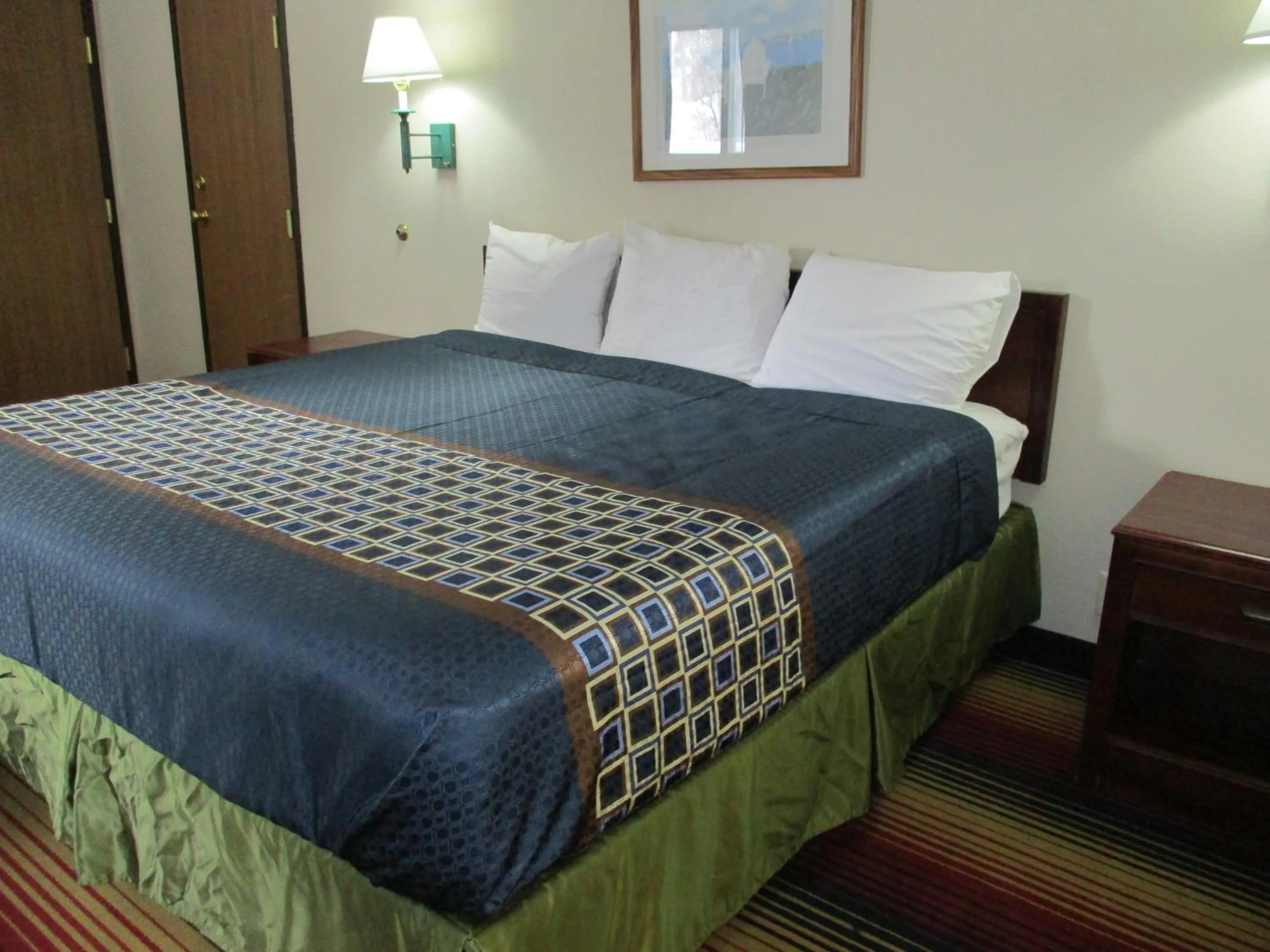 Photo of the whole room, Bed in Travelodge by Wyndham Spirit Lake/Okoboji