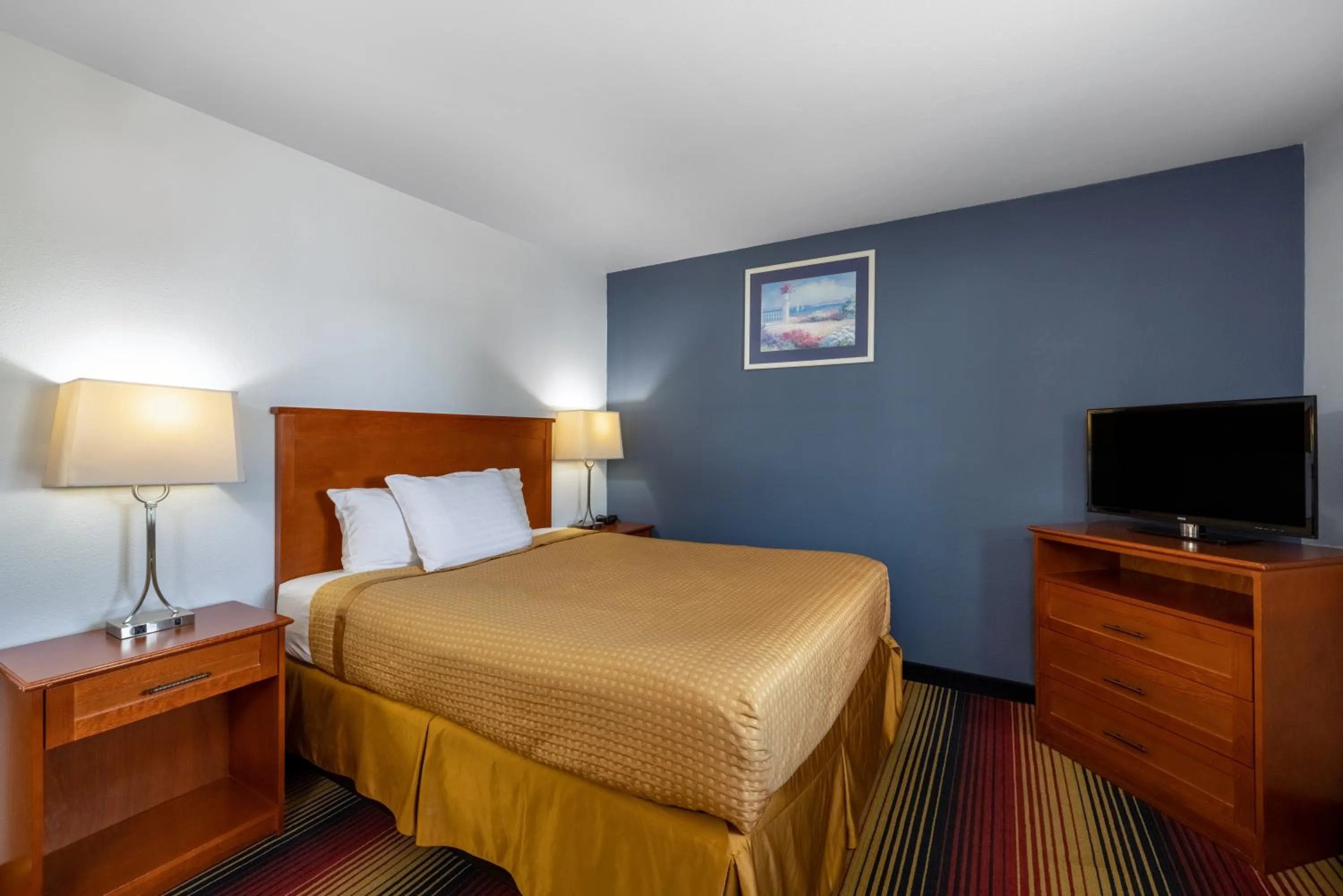 Bed in Travelodge by Wyndham Spirit Lake/Okoboji