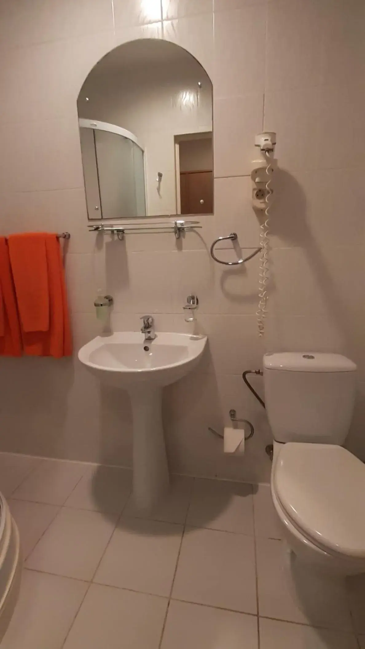 Double Room with Private Bathroom and Gym Access in Sky High Hotel Airport 200 meters from the terminal Double Room with Private Bathroom and Gym Access in Sky High Hotel Airport 200 meters from the terminal