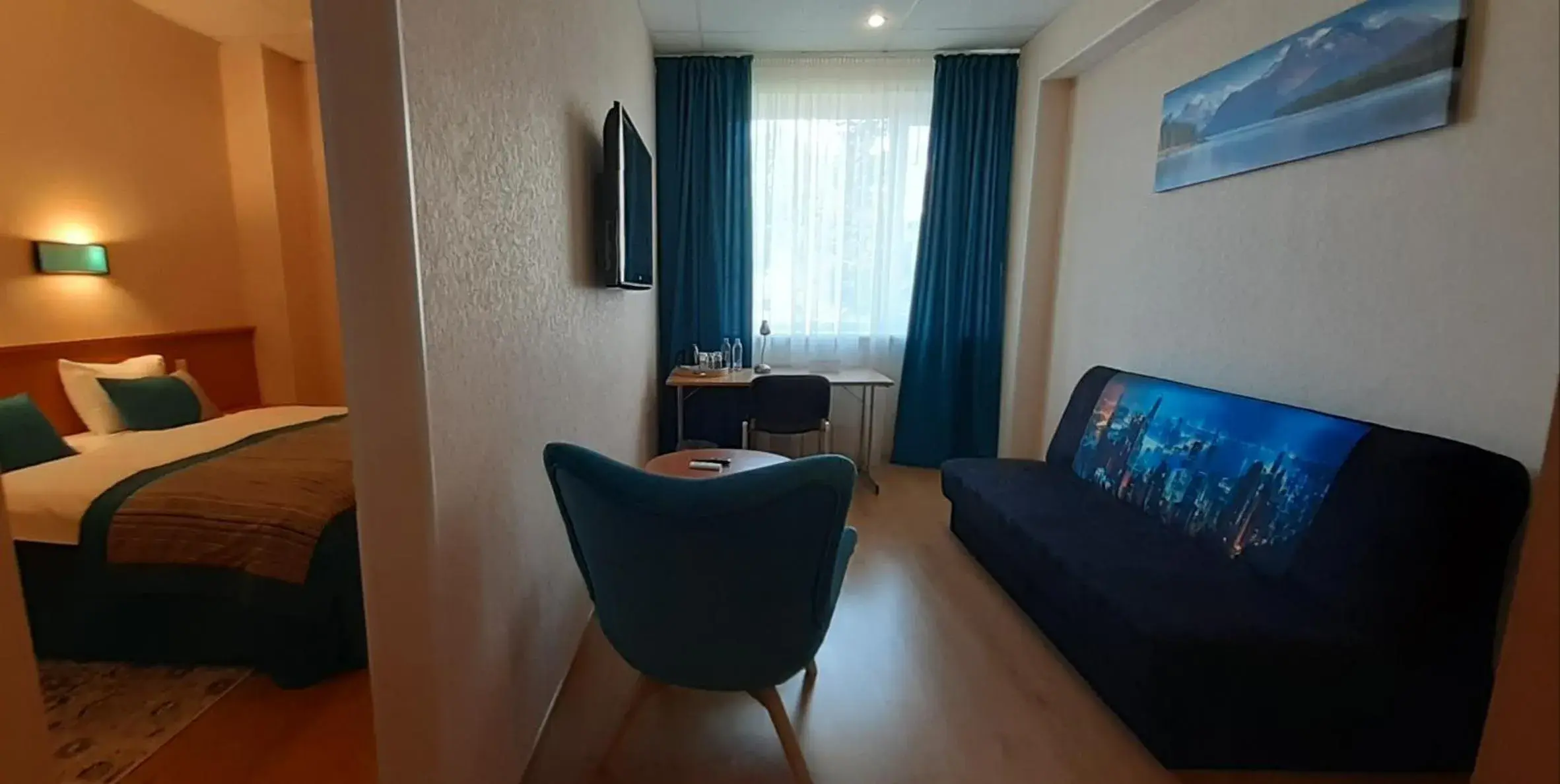 Photo of the whole room, Bed in Sky High Hotel Airport 200 meters from the terminal Photo of the whole room, Bed in Sky High Hotel Airport 200 meters from the terminal