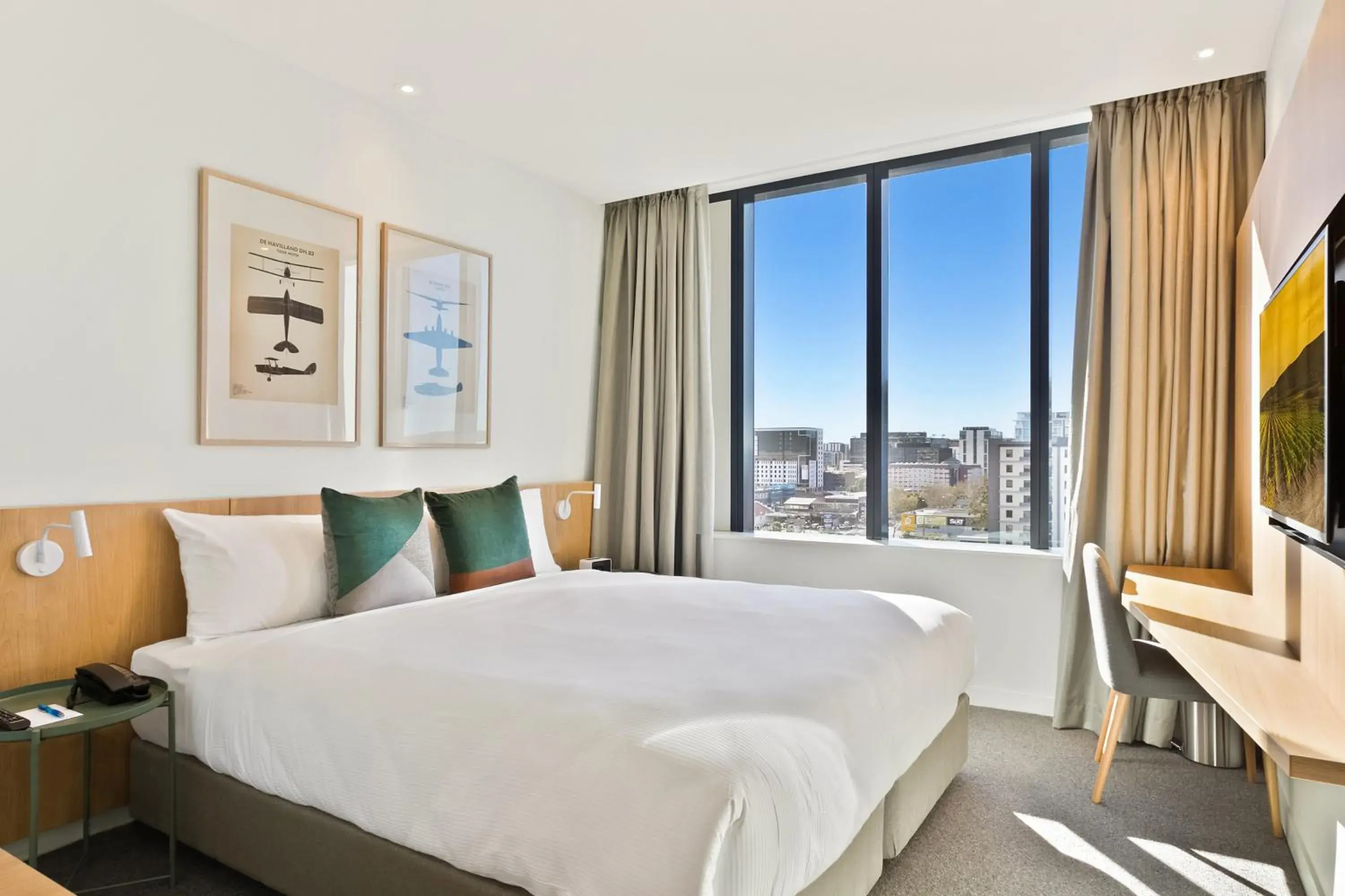 Property building, Bed in Mantra on Sydney Airport Property building, Bed in Mantra on Sydney Airport