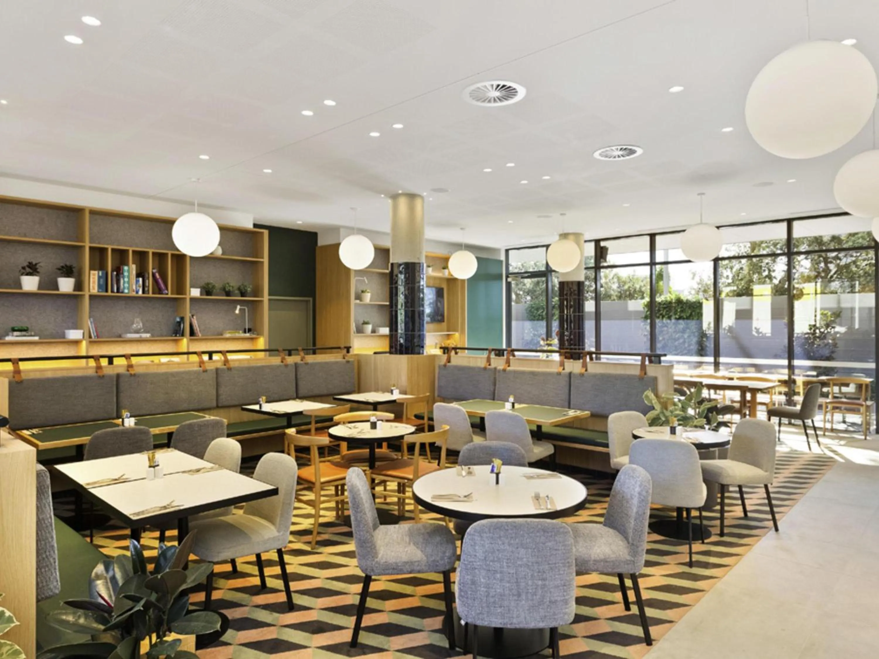 Restaurant/places to eat in Mantra on Sydney Airport