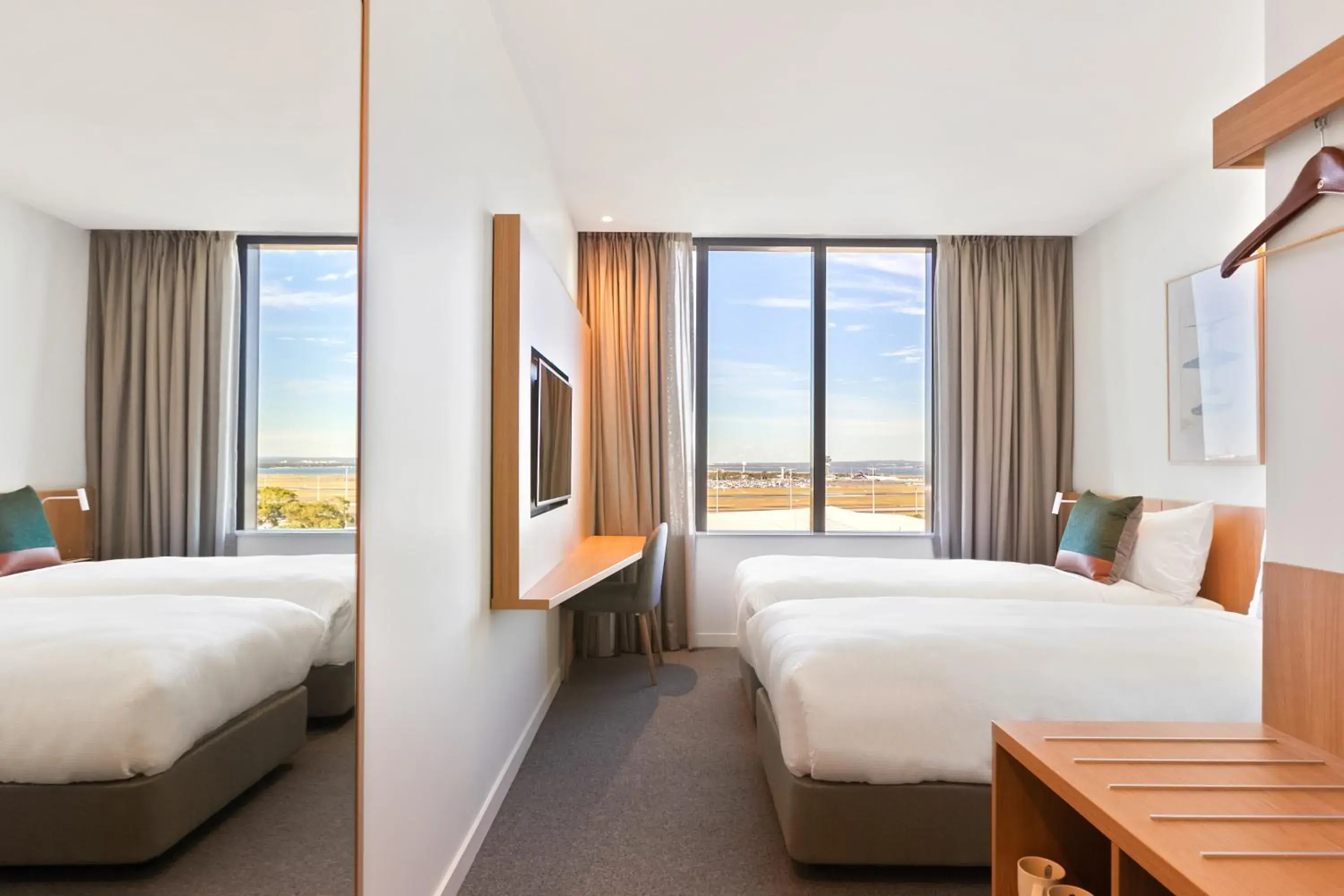 Property building, Bed in Mantra on Sydney Airport Property building, Bed in Mantra on Sydney Airport