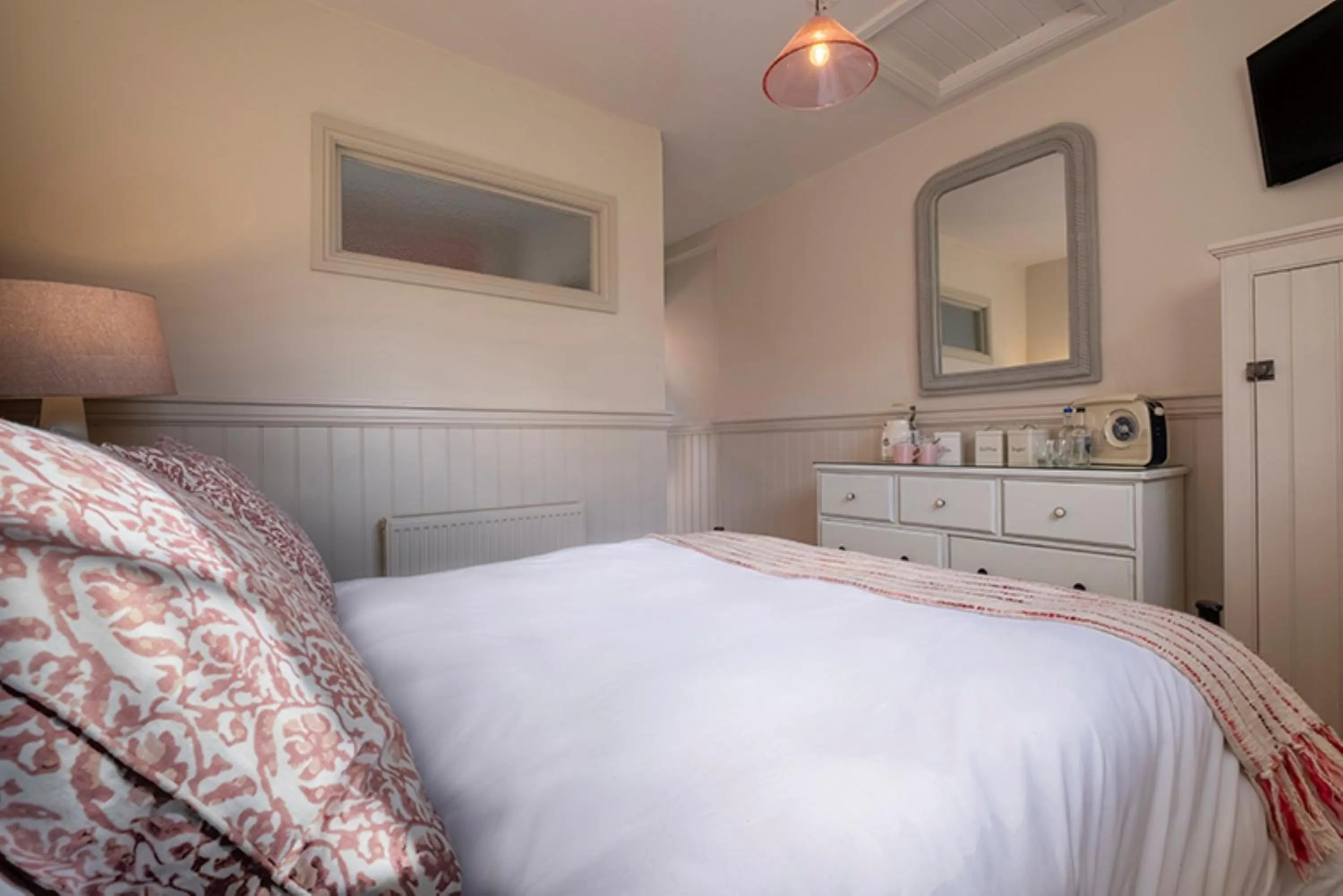 Bedroom, Bed in The Ship At Dunwich