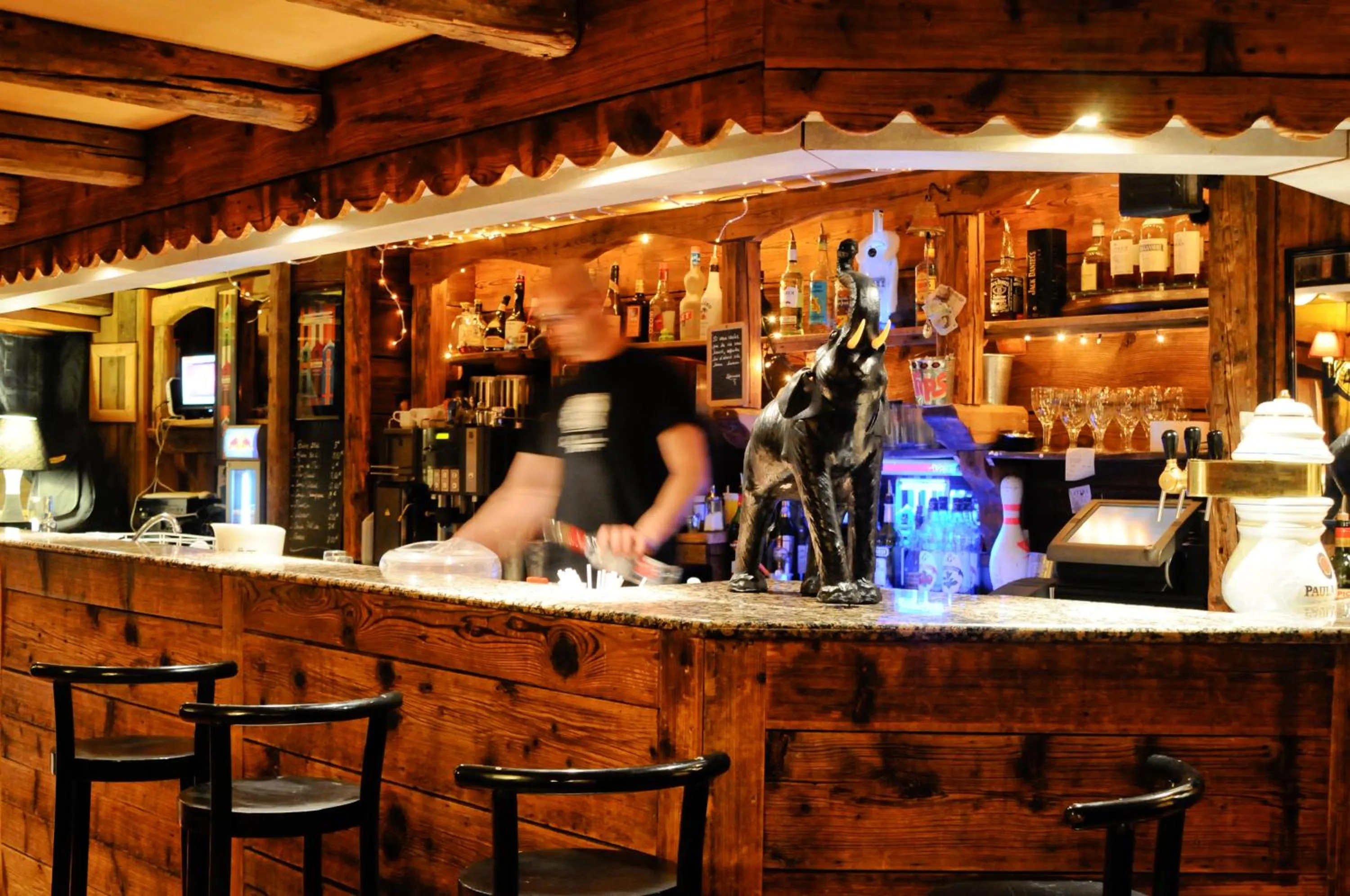 Lounge or bar in Le Cheval Blanc - Village Montana