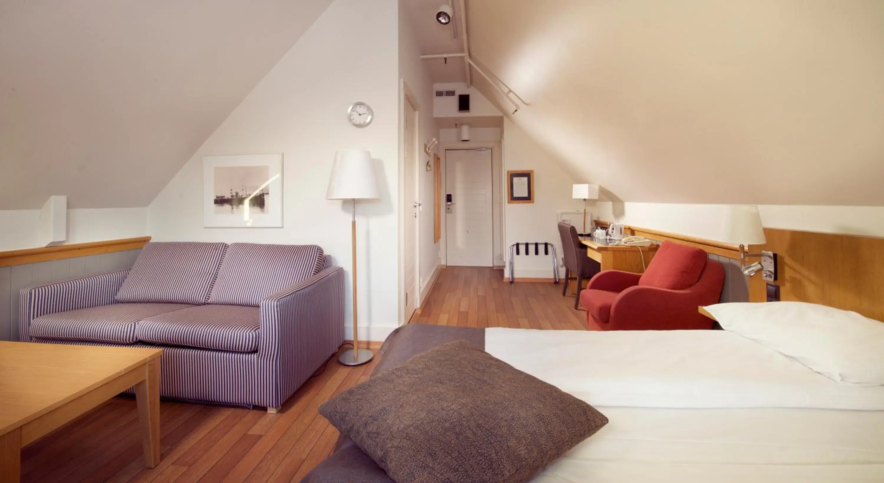 Photo of the whole room, Bed in Home Hotel With Photo of the whole room, Bed in Home Hotel With