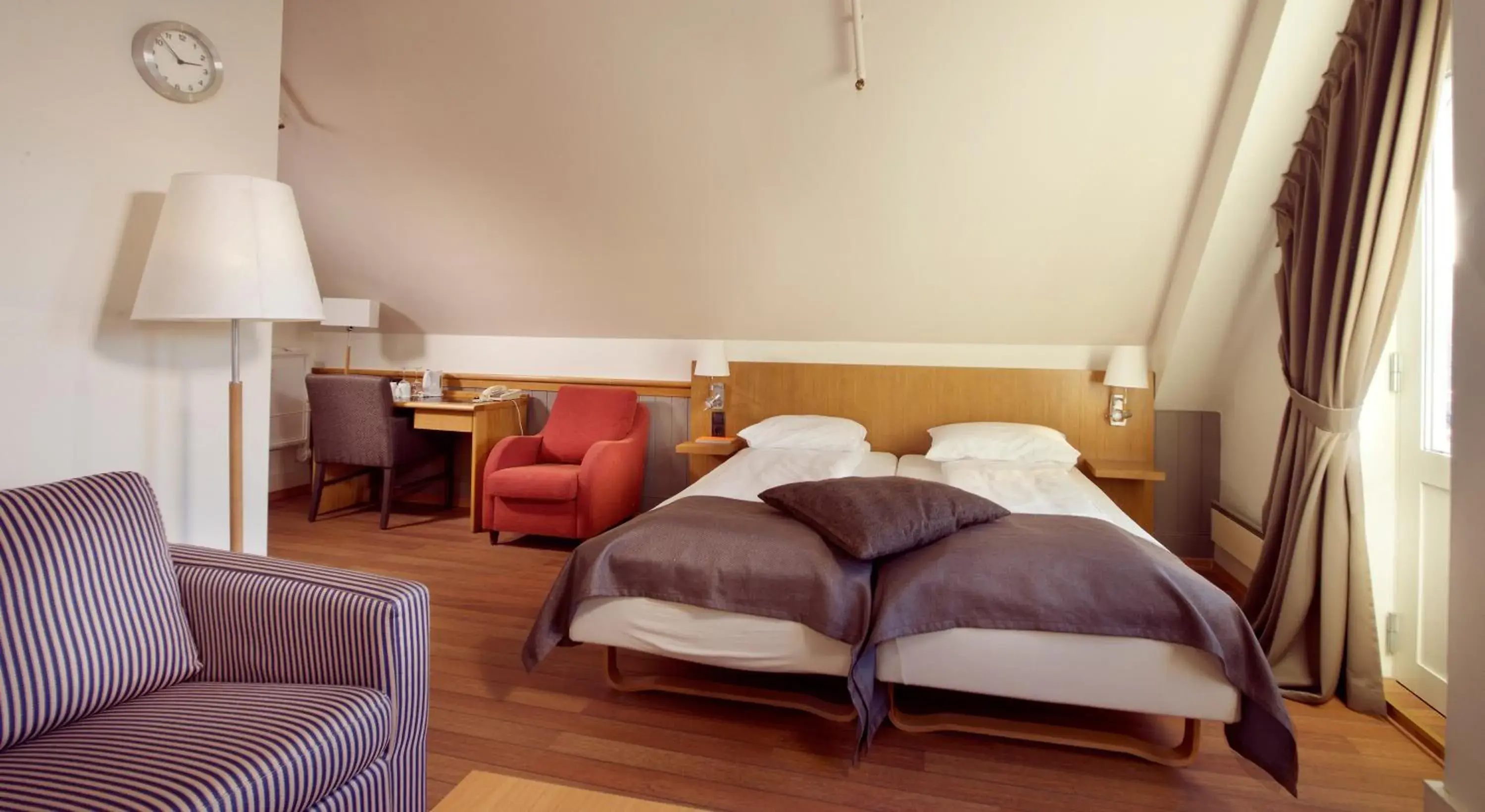 Bed in Home Hotel With Bed in Home Hotel With