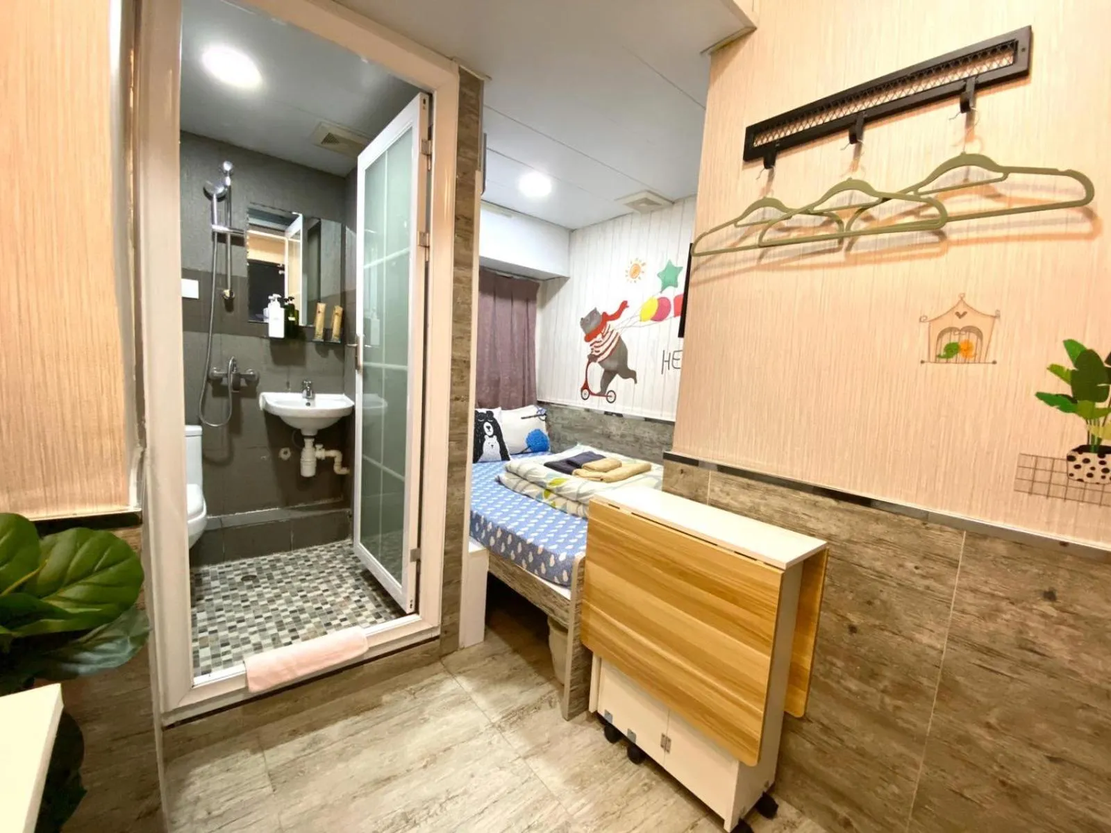 Bathroom, Bed in Hong Kong Hostel (Tsim Sha Tsui Mansion)