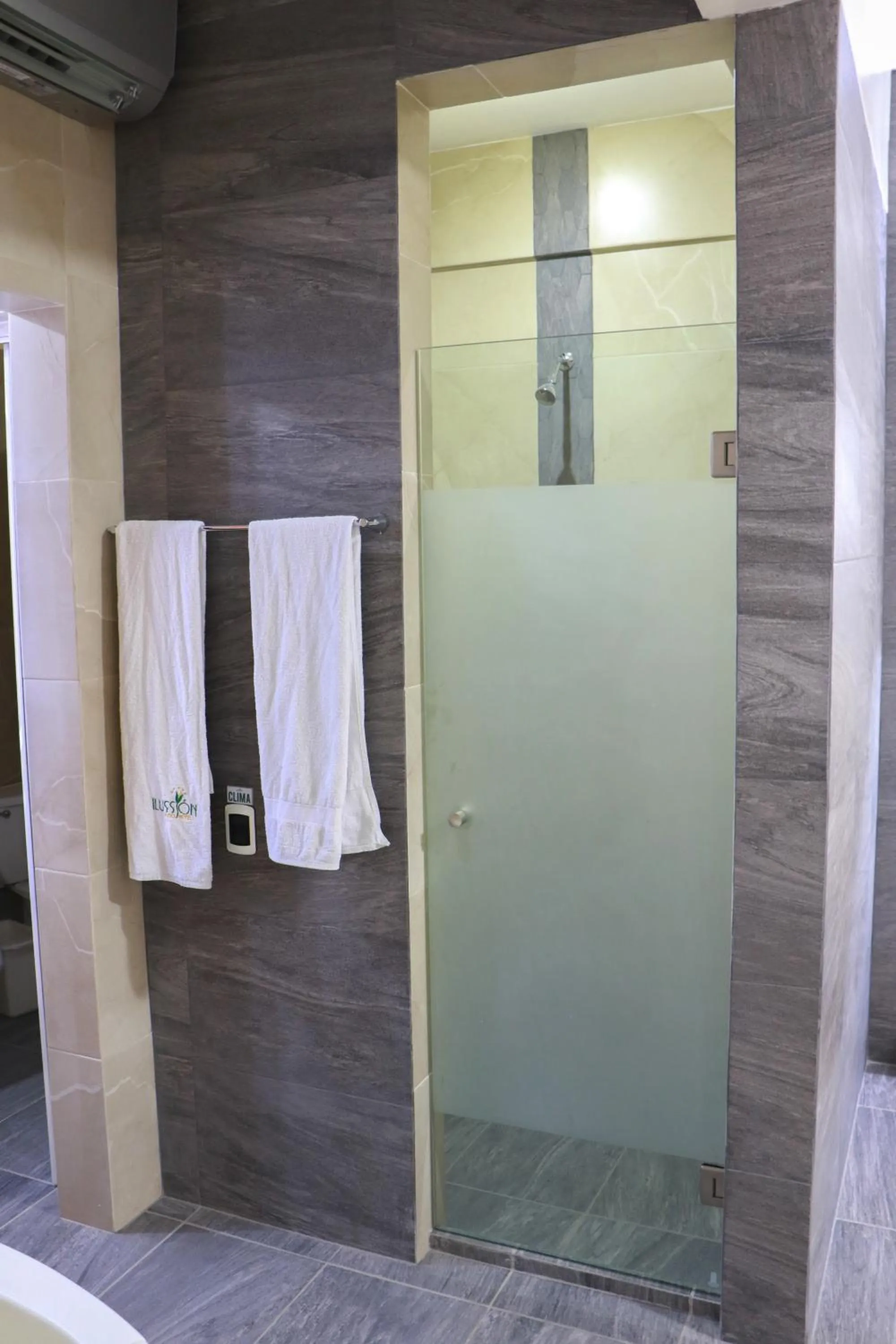 Shower in Autohotel Ilussion