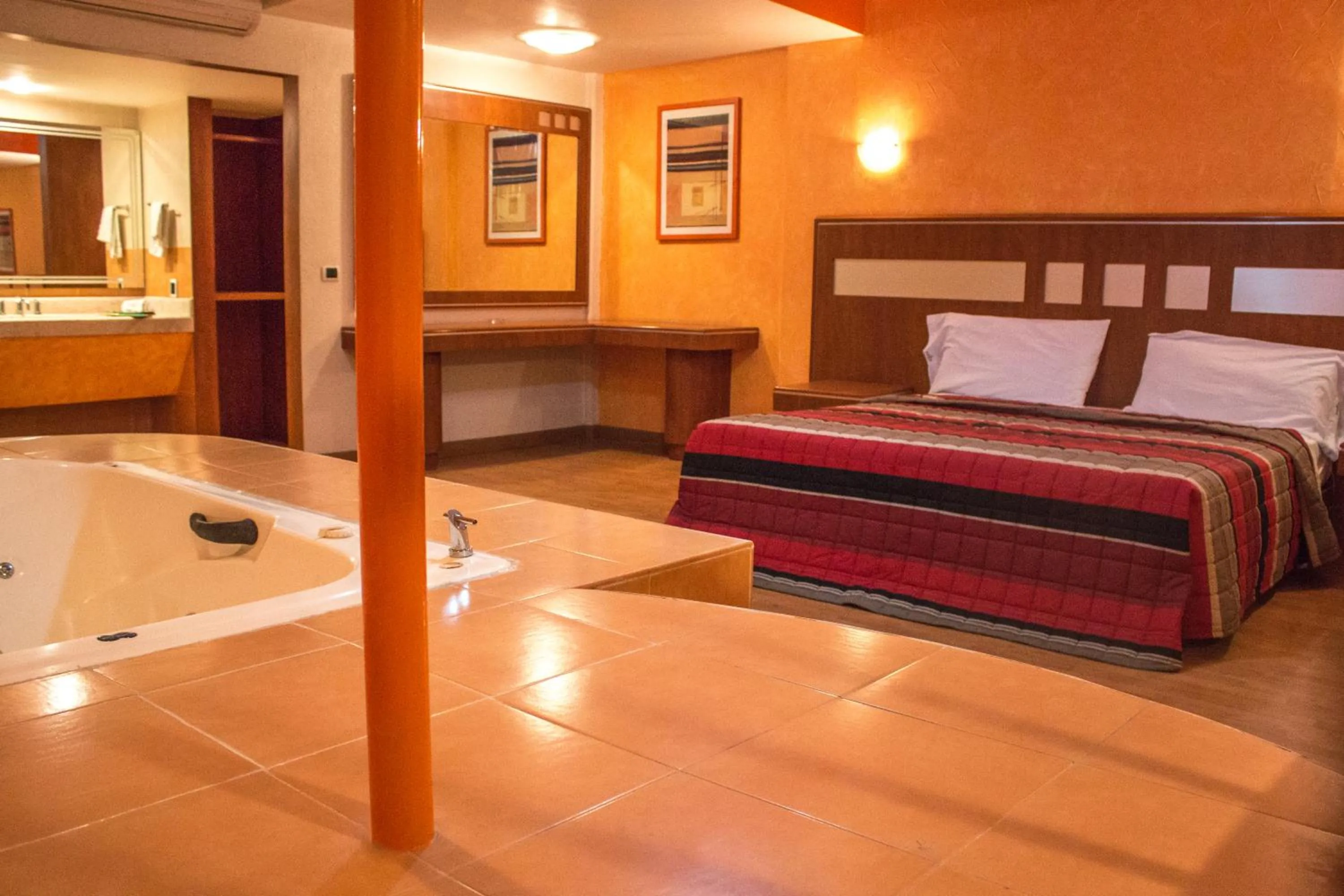 Hot Tub, Bed in Autohotel Ilussion