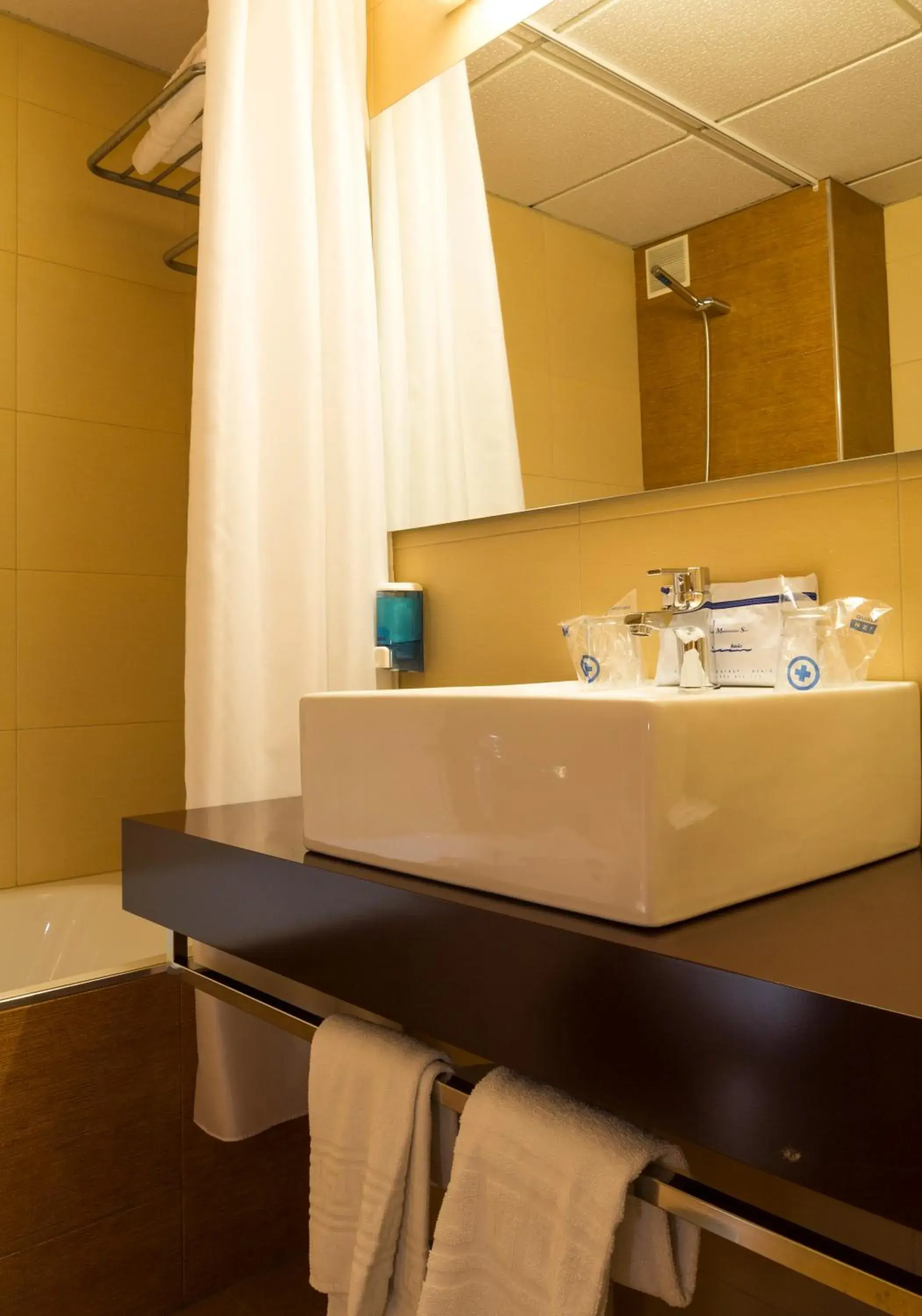 Bathroom in Hotel La Rápita Bathroom in Hotel La Rápita