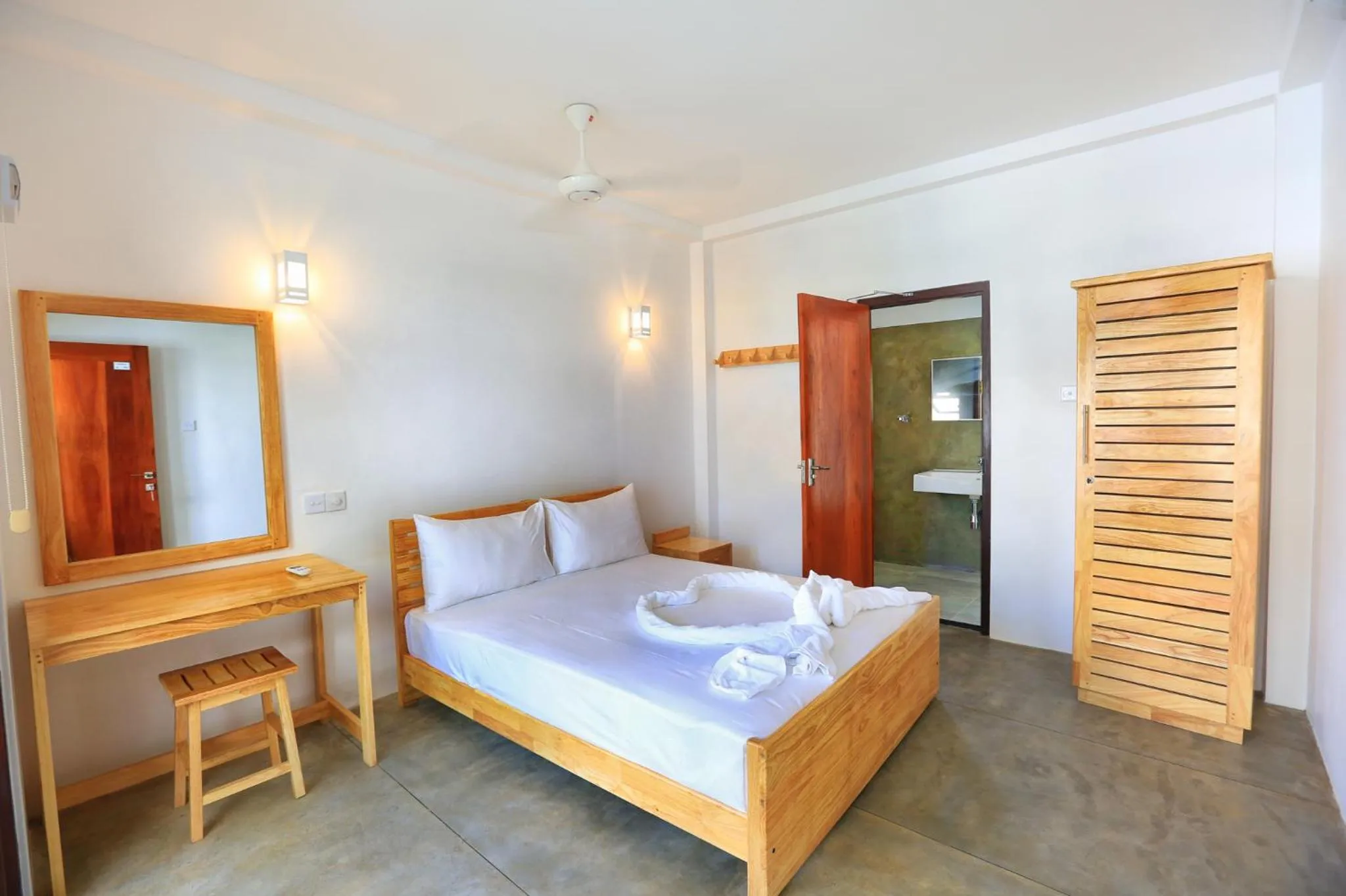 Photo of the whole room, Bed in Arugambay Roccos
