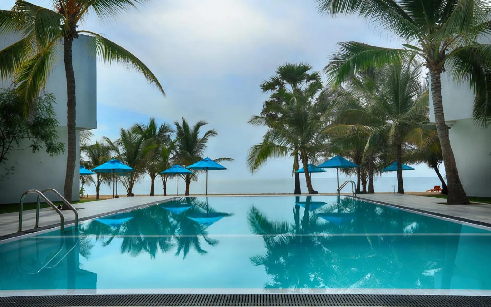 Swimming pool in Arugambay Roccos