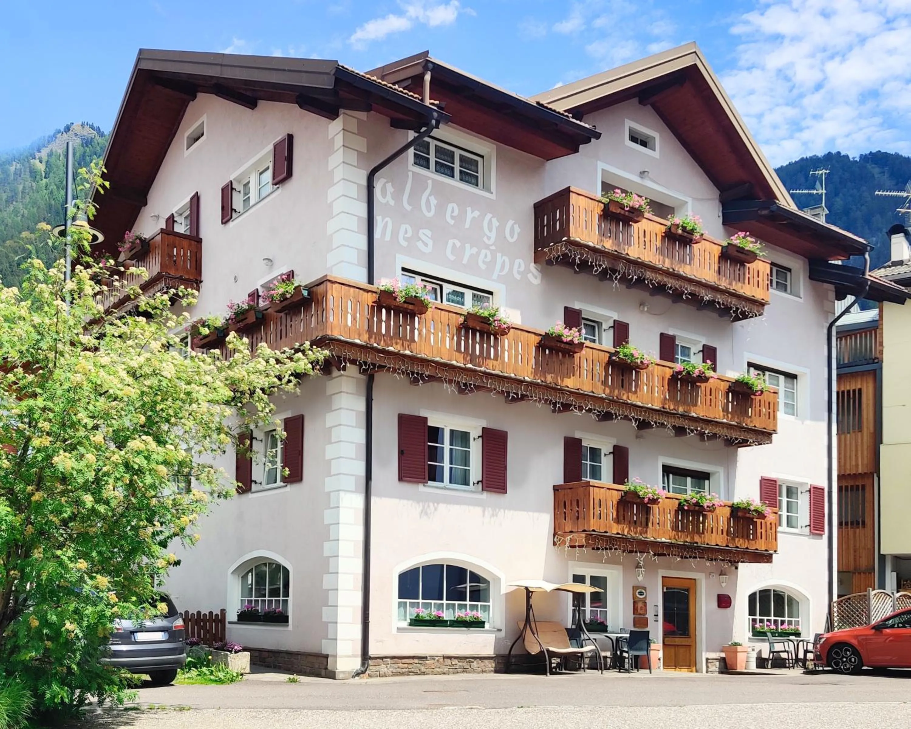 Property building in Hotel Nès Crépes