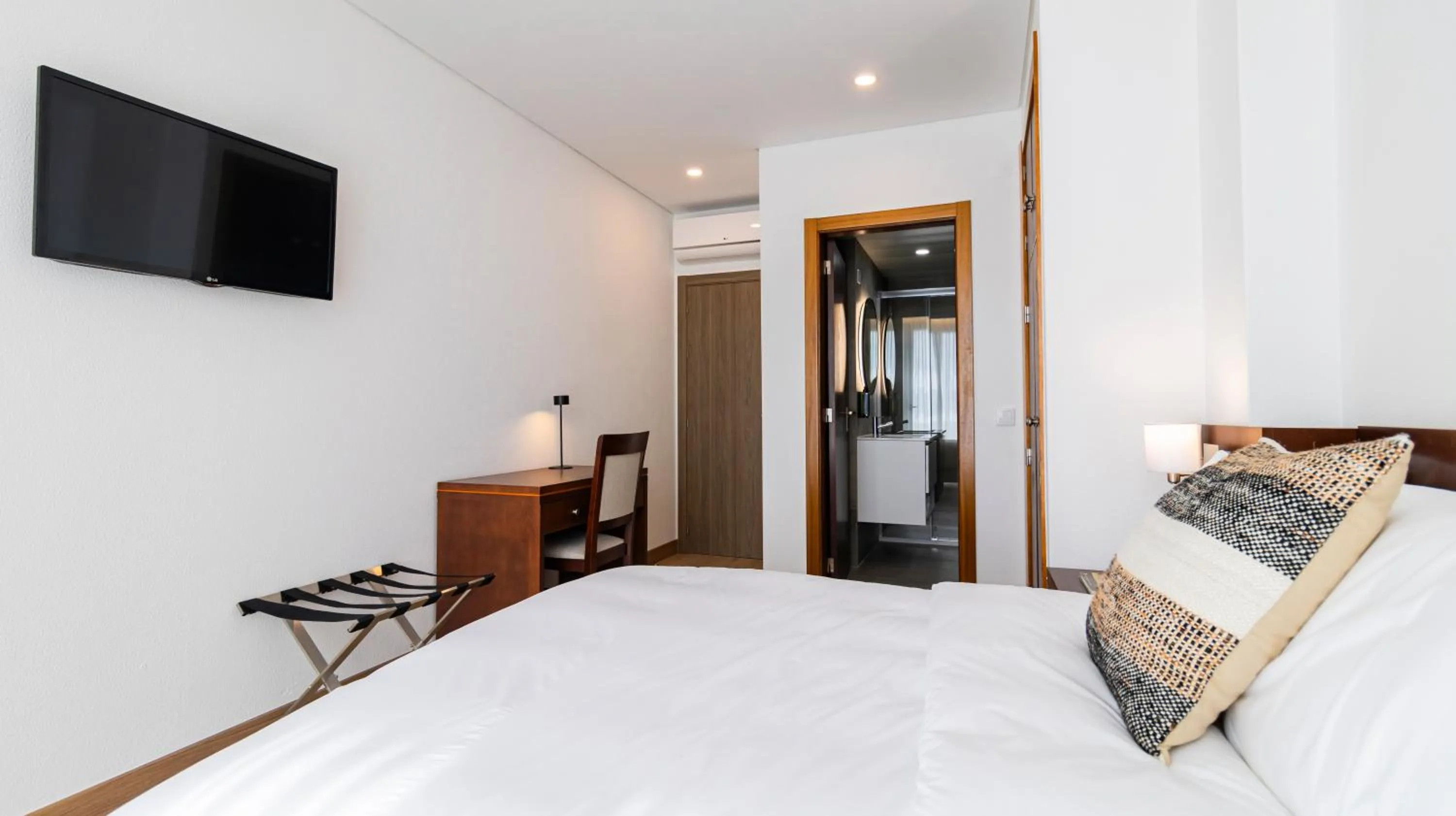 Communal lounge/ TV room, Bed in Albergaria Quim Barreiros