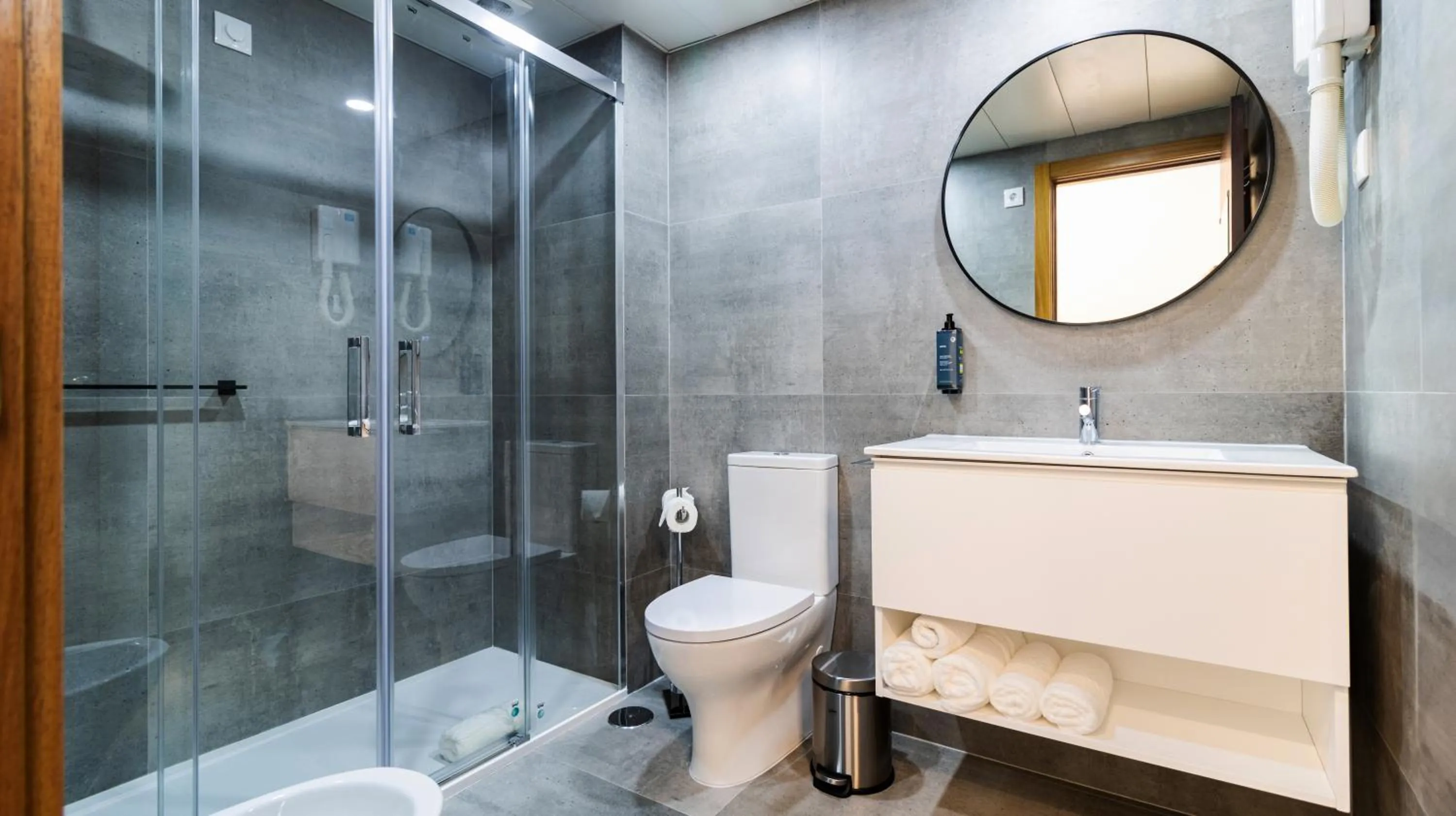 Shower in Albergaria Quim Barreiros