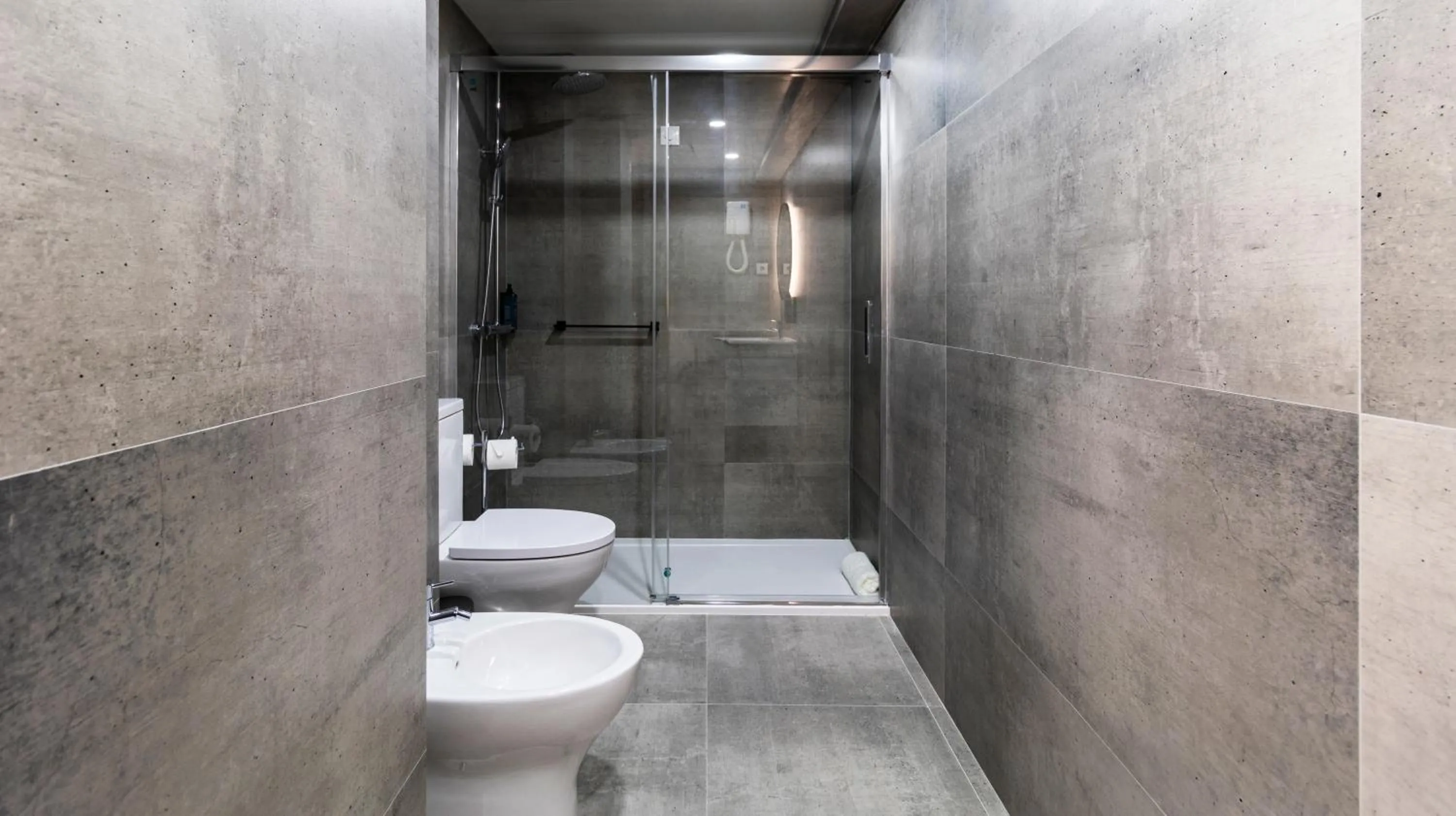 Shower in Albergaria Quim Barreiros