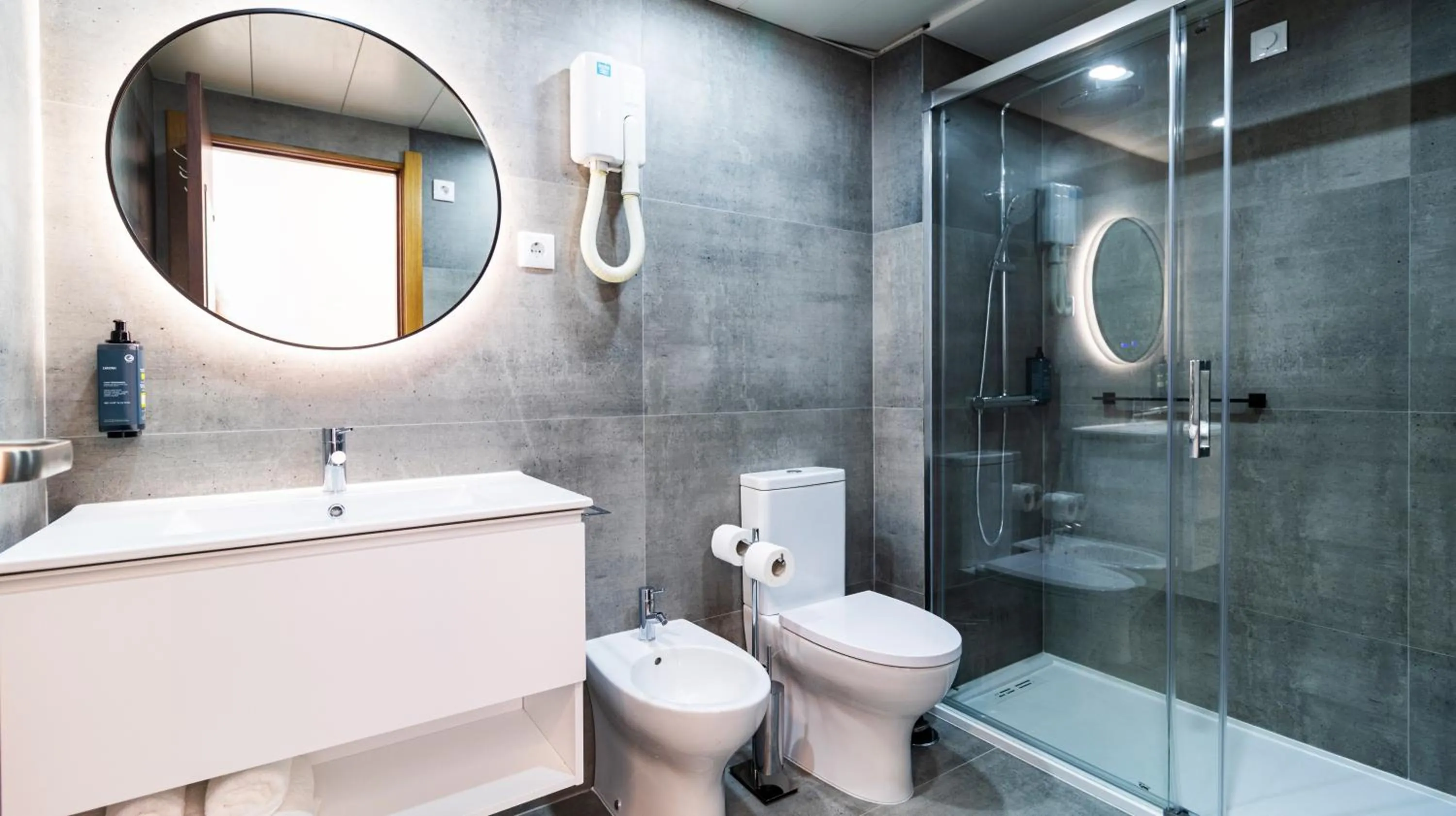 Shower in Albergaria Quim Barreiros