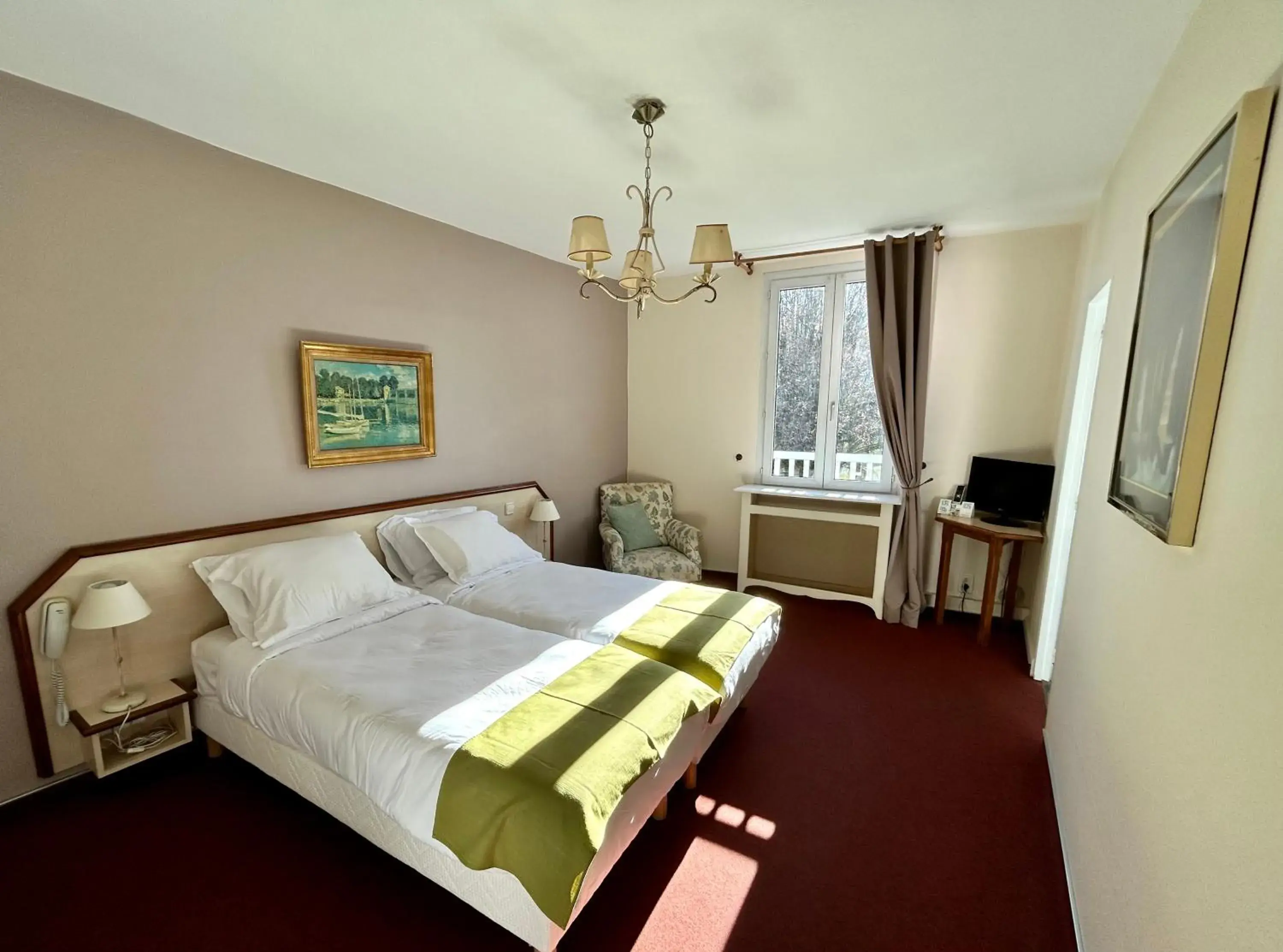 Bedroom, Bed in Logis Hôtel Teyssier Bedroom, Bed in Logis Hôtel Teyssier