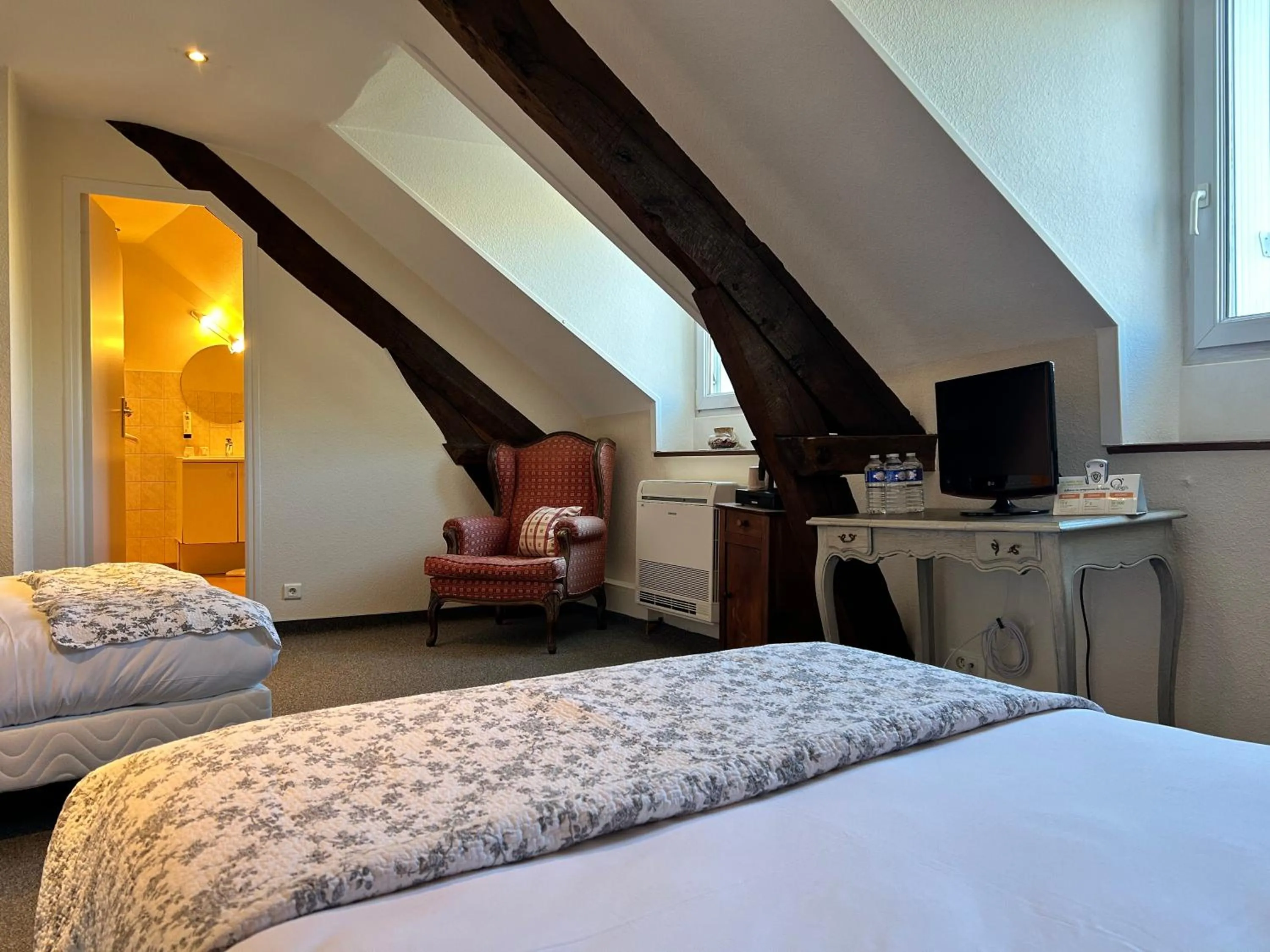 Bedroom, Bed in Logis Hôtel Teyssier