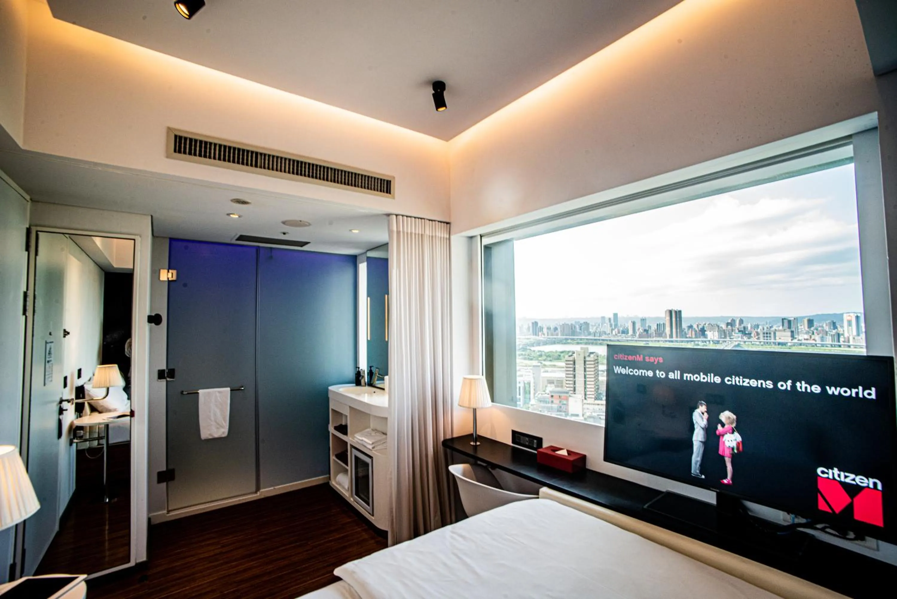 River view, Bed in citizenM Taipei North Gate