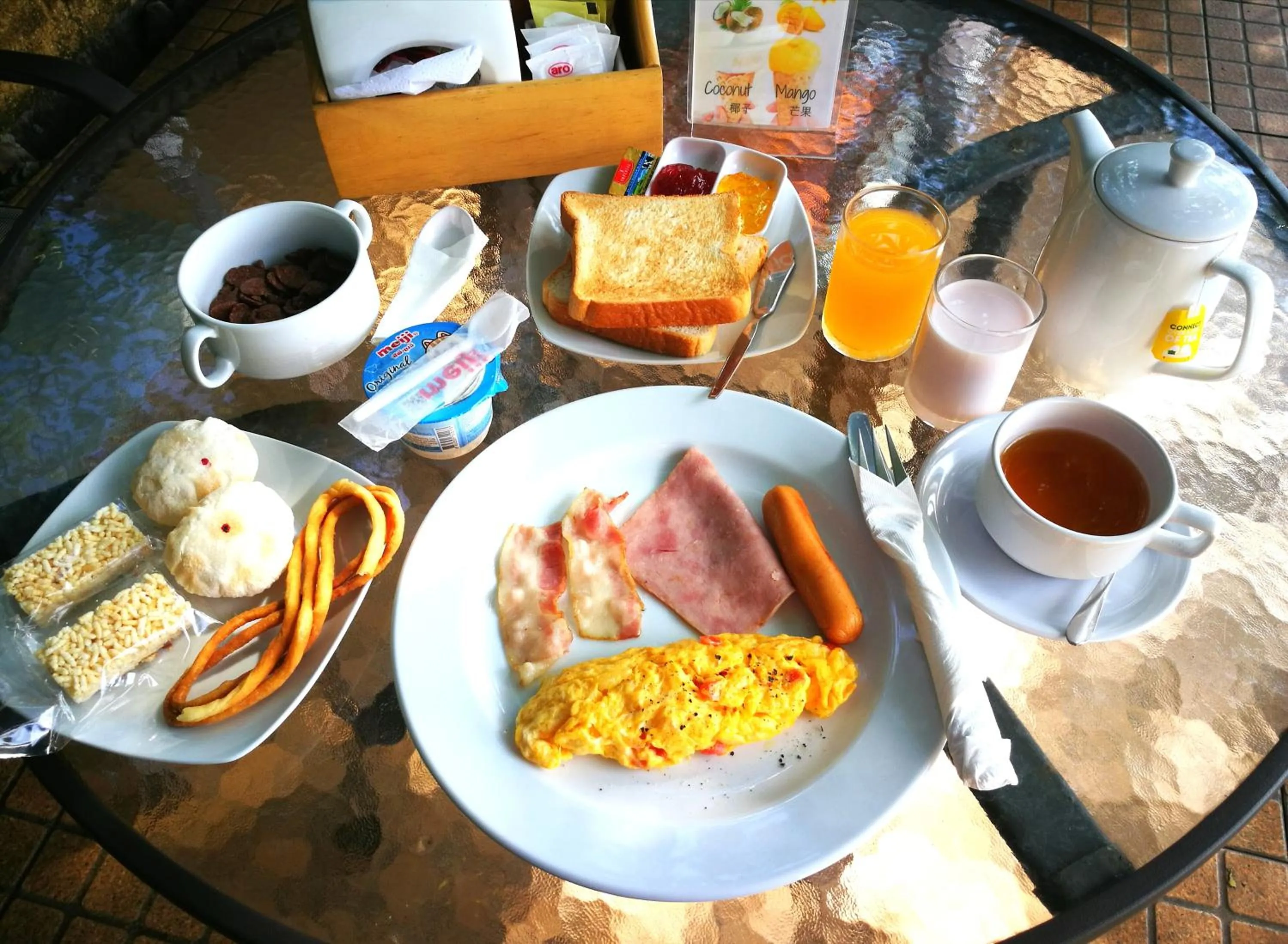 Food and drinks in On The Hill Karon Resort