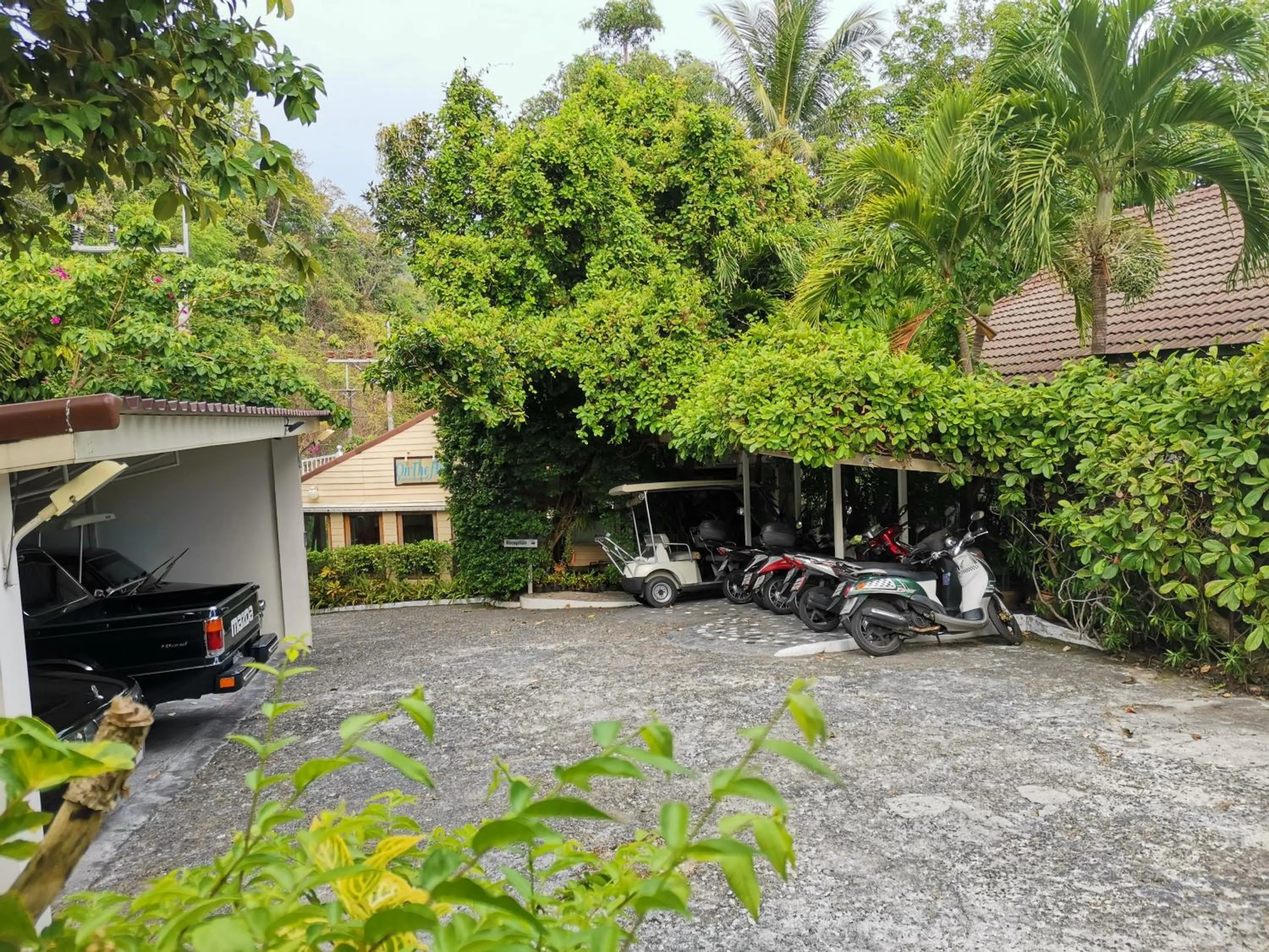 Facade/entrance in On The Hill Karon Resort