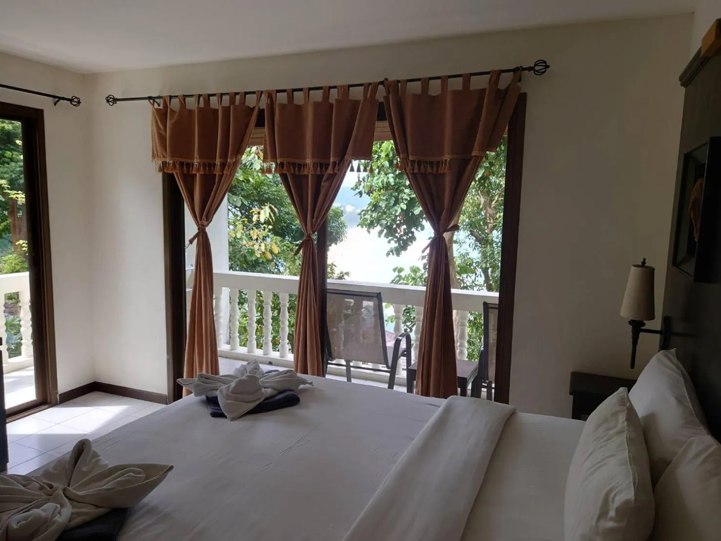Photo of the whole room, Bed in On The Hill Karon Resort