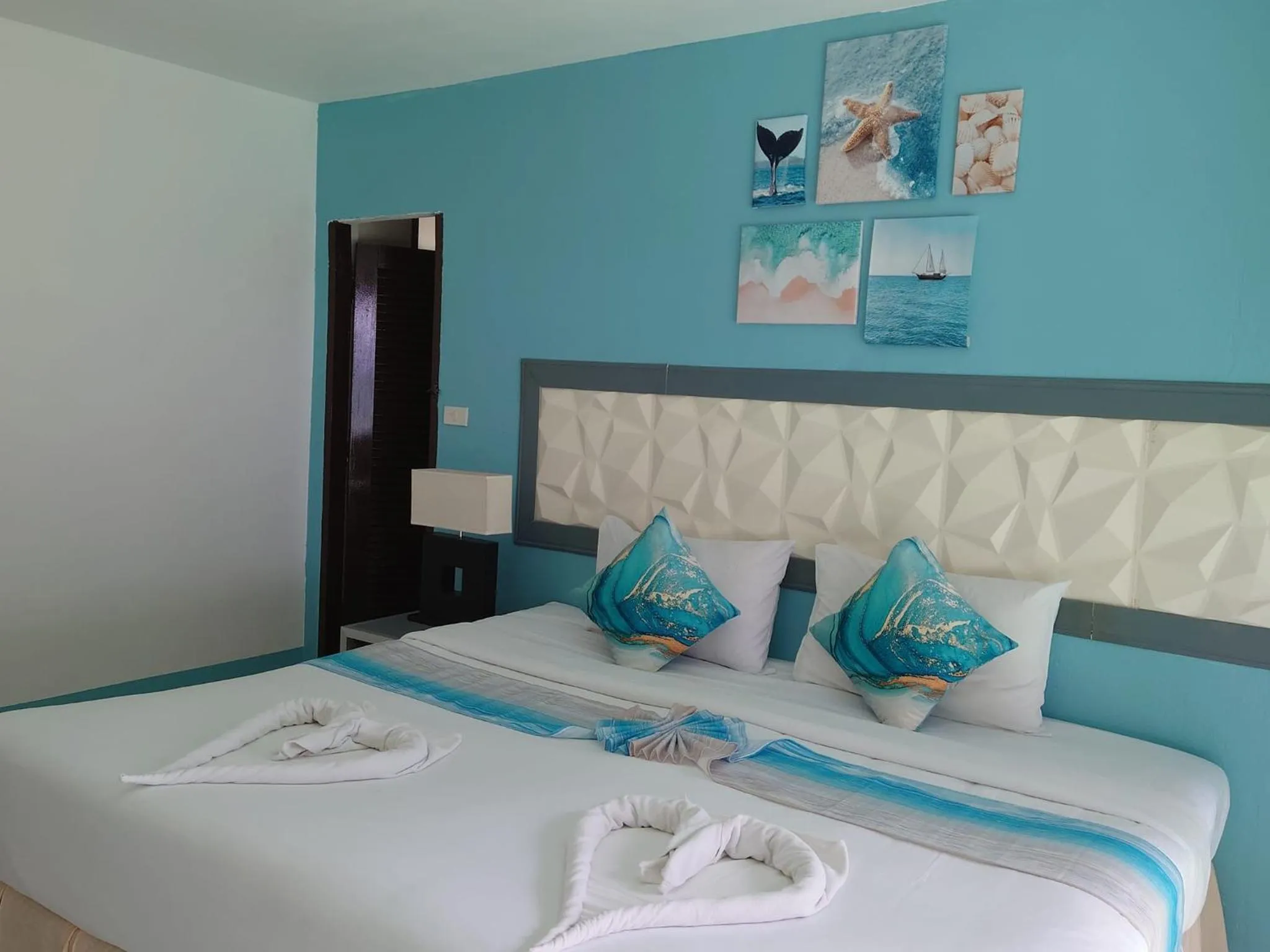 Photo of the whole room, Bed in On The Hill Karon Resort