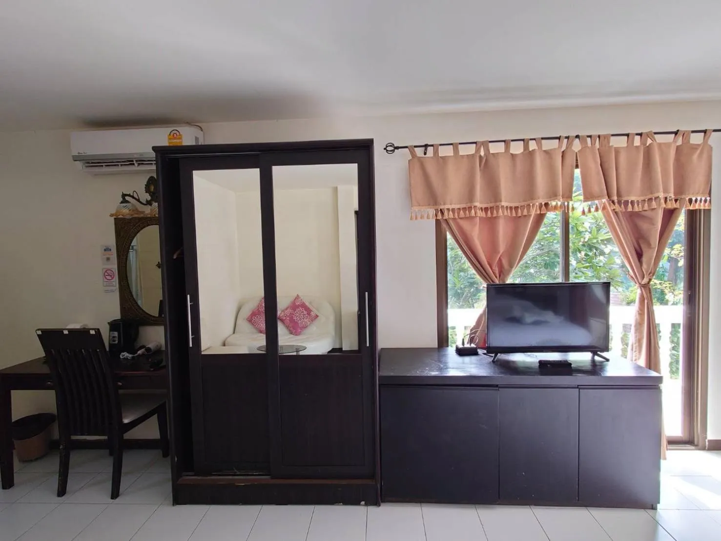 TV and multimedia in On The Hill Karon Resort