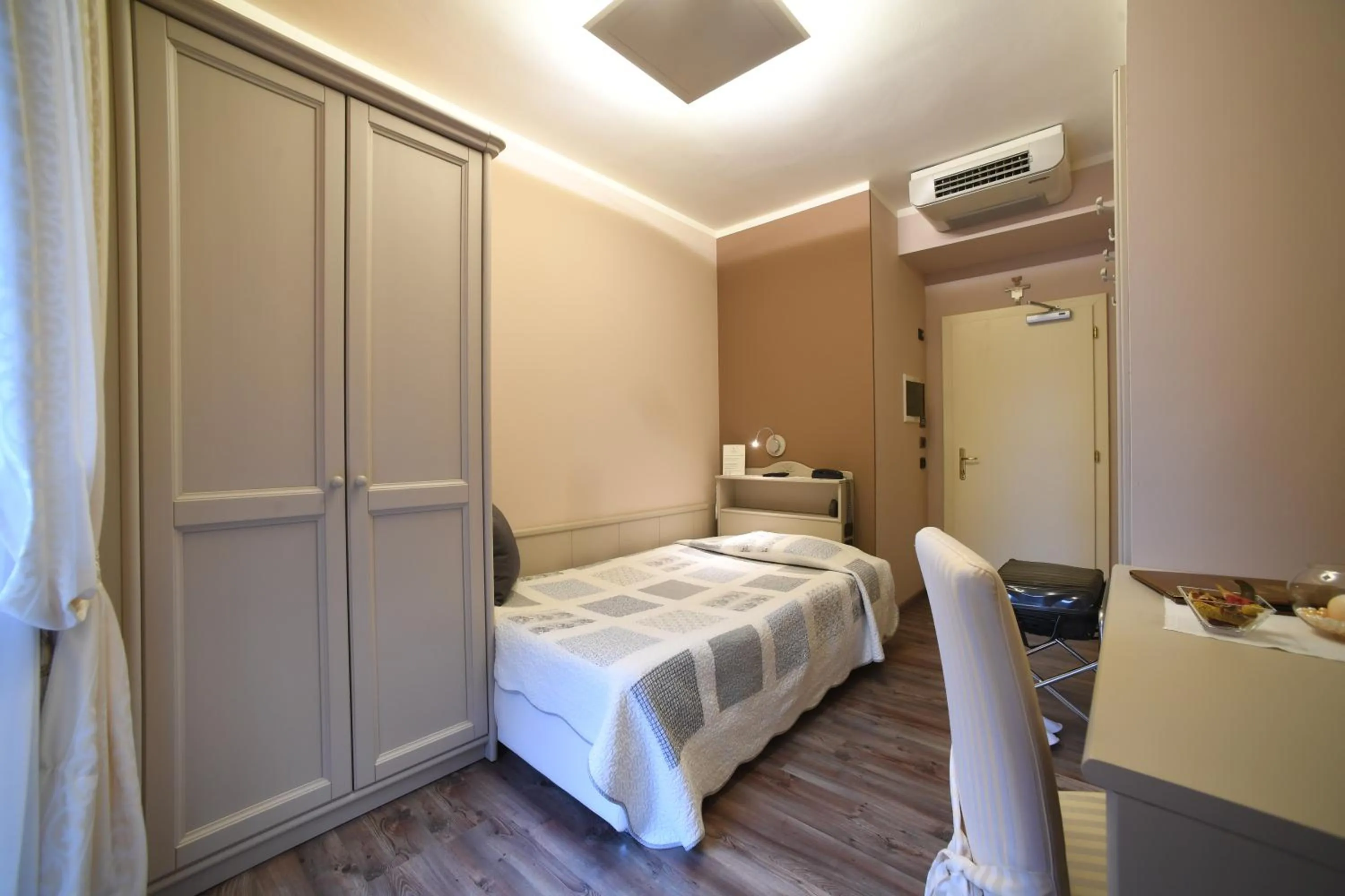 Photo of the whole room, Bed in Hotel Lilla'